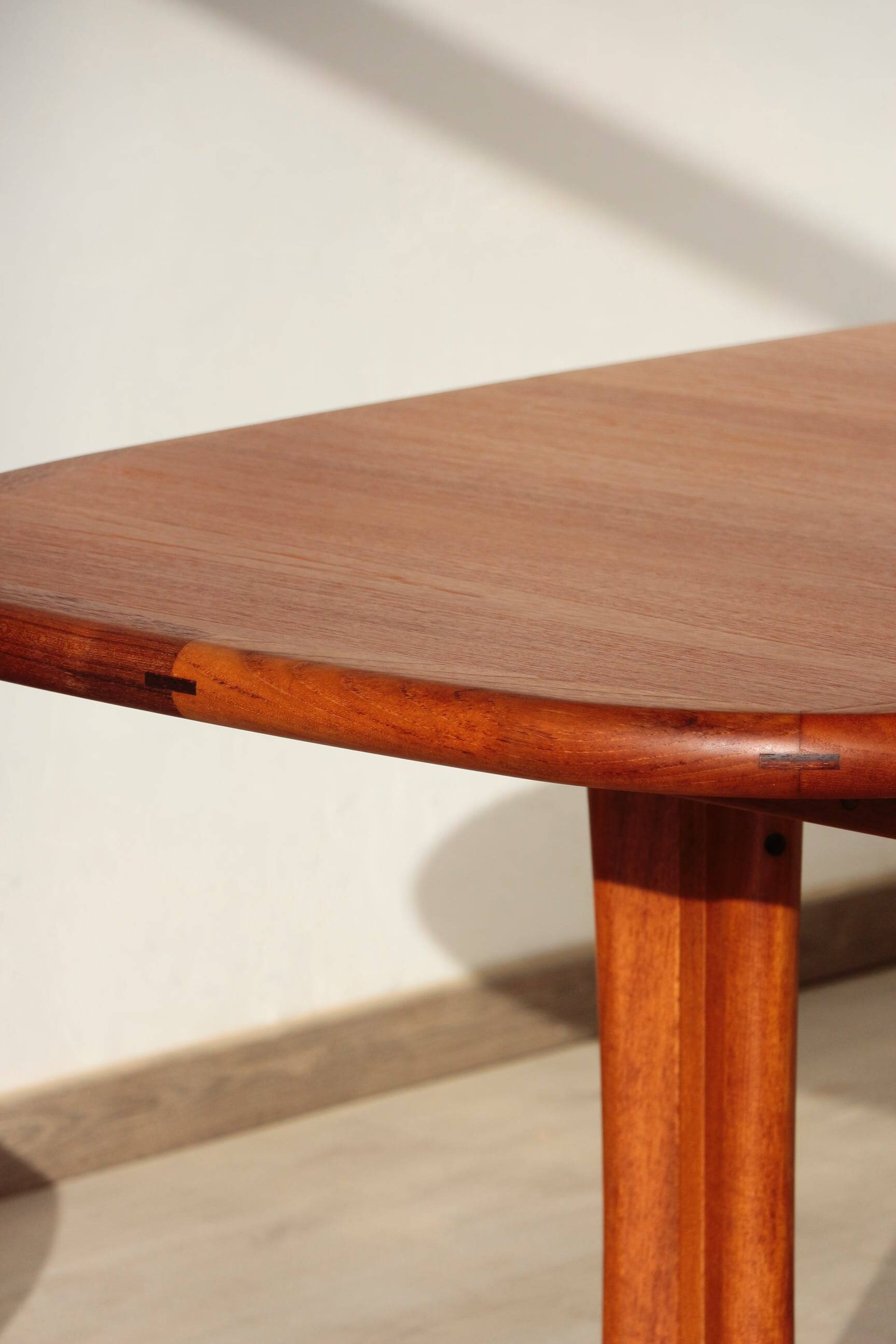 Vintage Dyrlund dining table in teak – the excellence of Danish design.