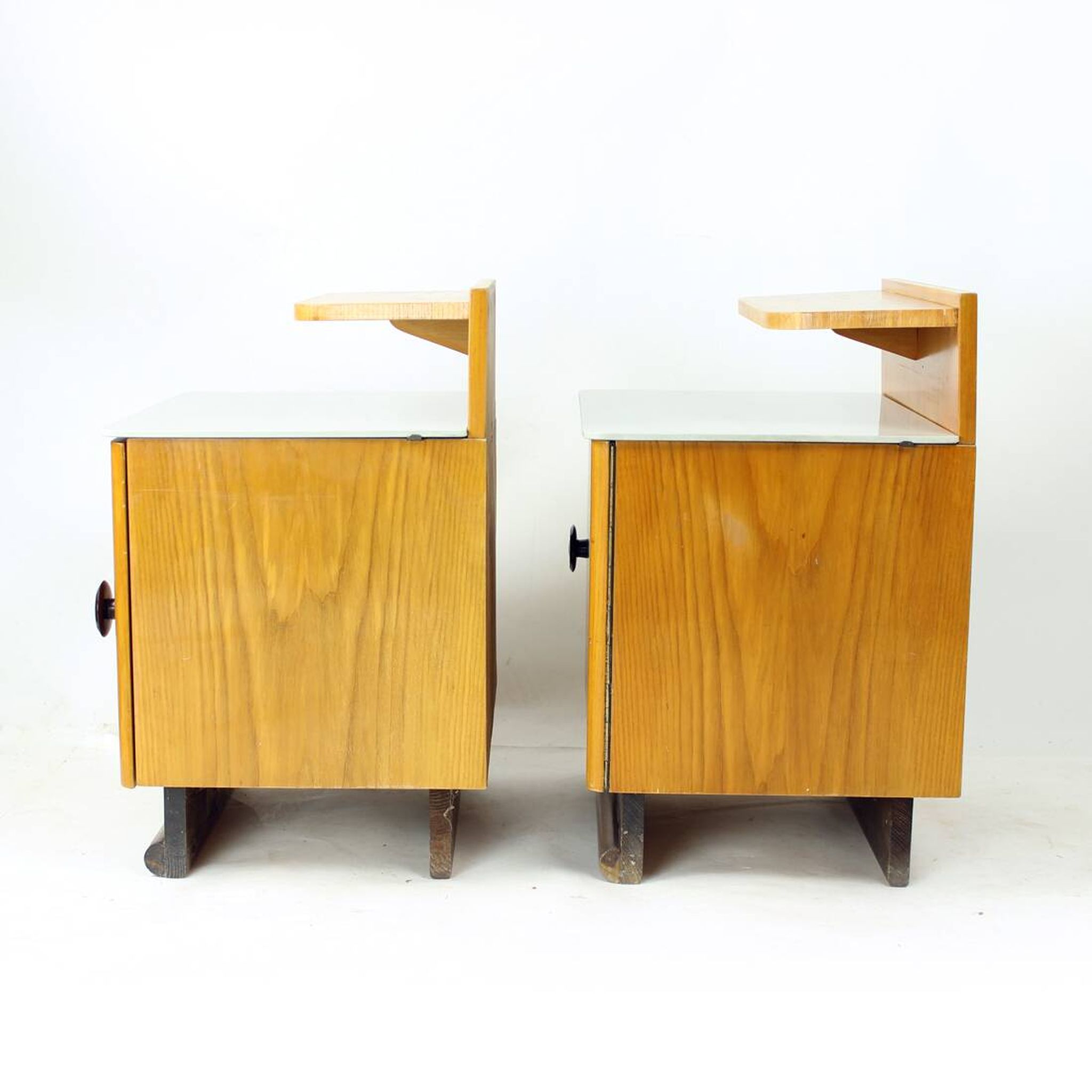 Ensemble de deux tables de chevet en bois et verre, Tchécoslovaquie 1950