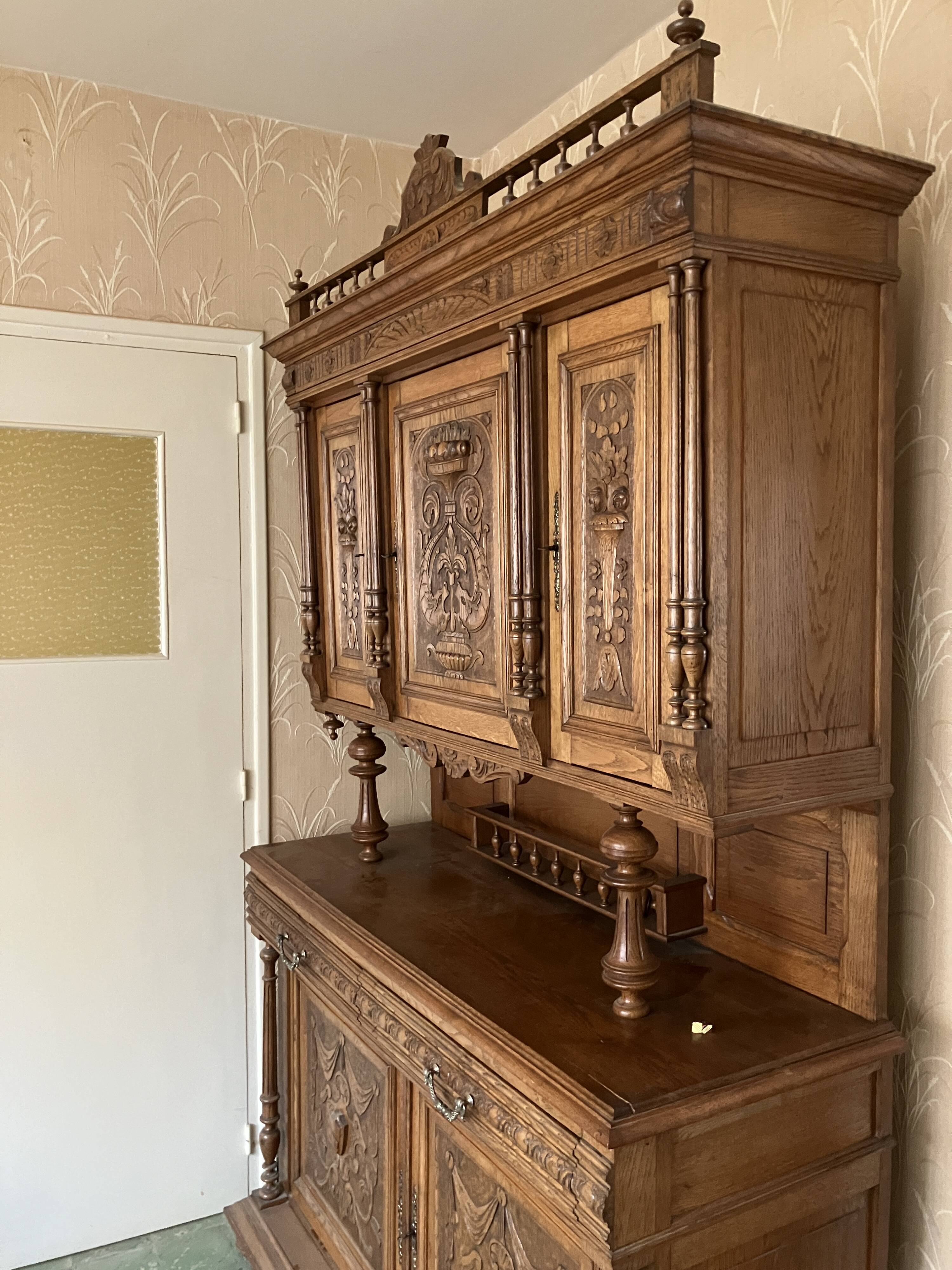 Buffet sculpté dans le style Henri II