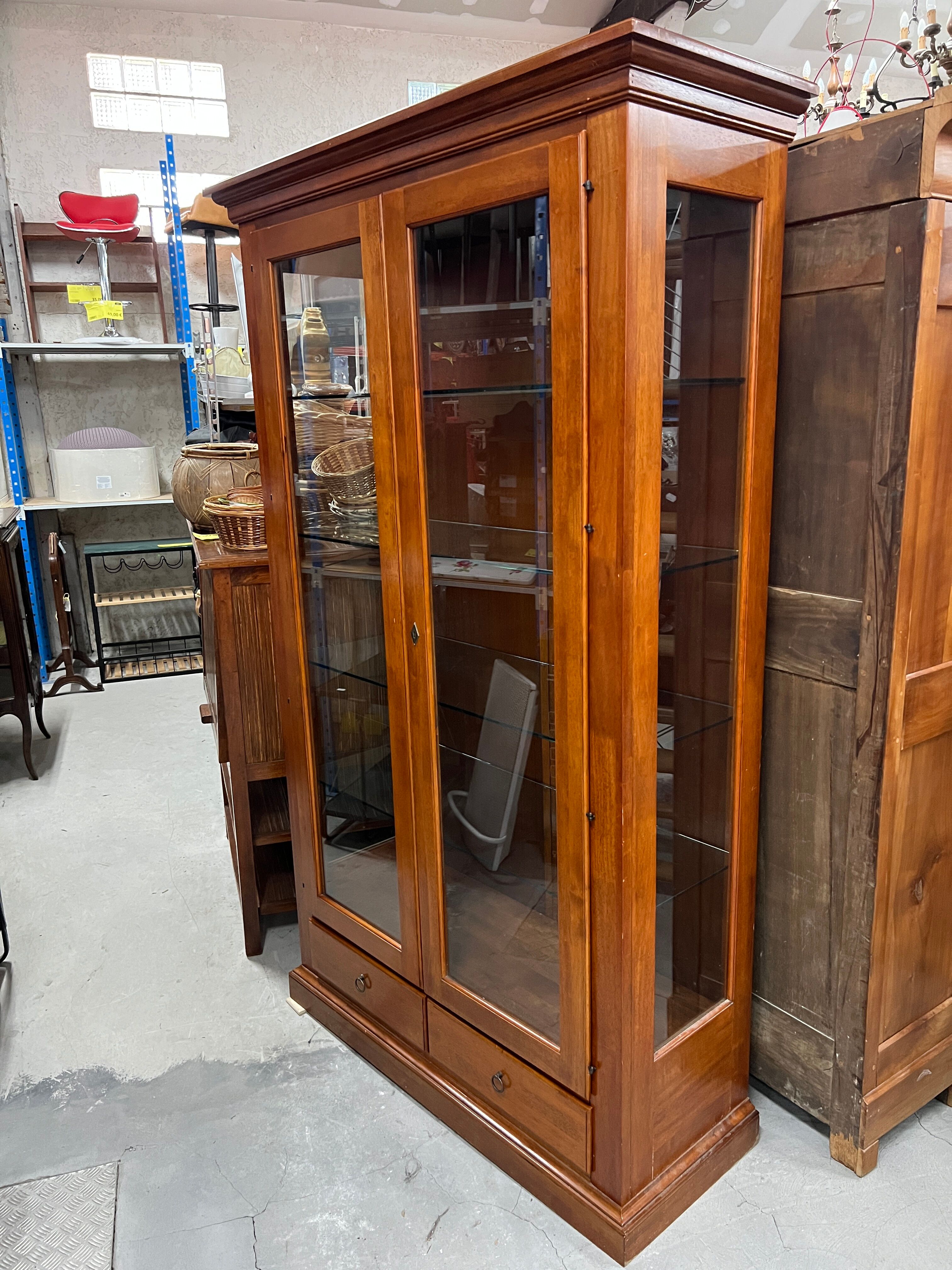 Vitrine en merisier 2 portes / 2 tiroirs