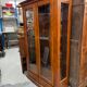 Vitrine en merisier 2 portes / 2 tiroirs