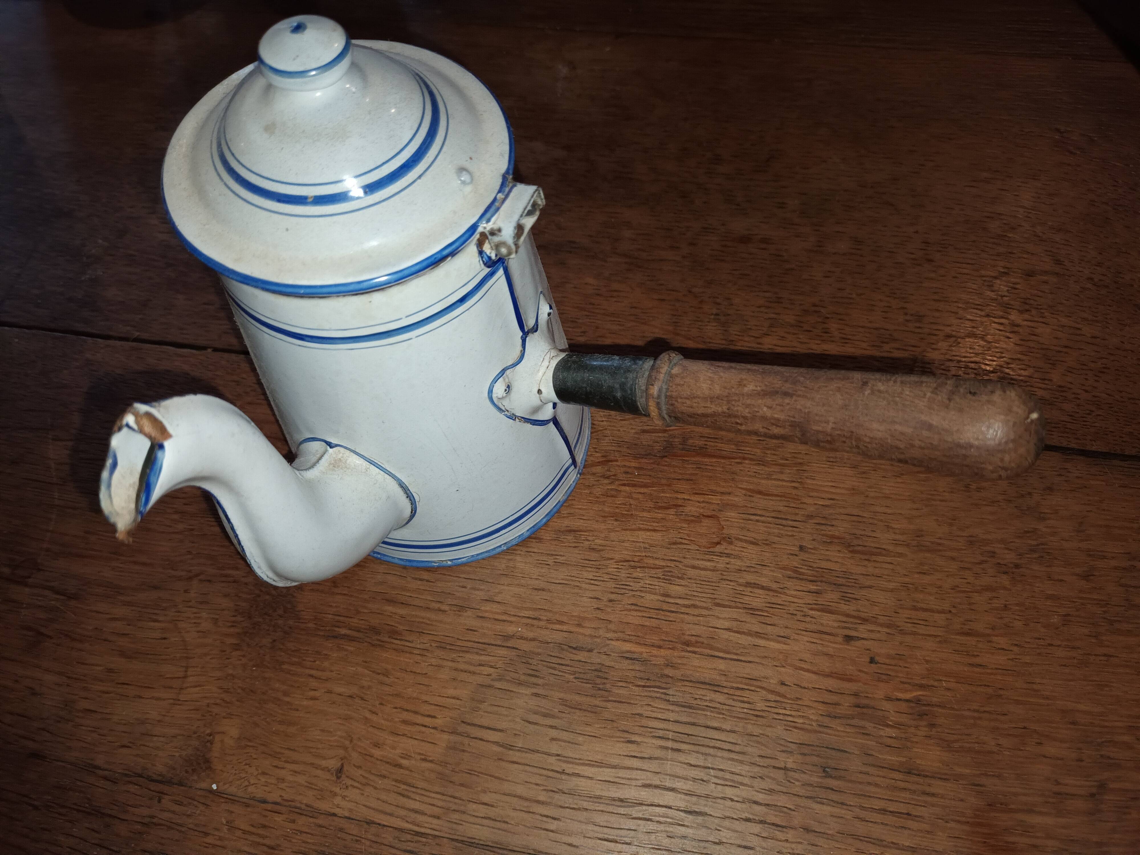 Enamelled sheet metal chocolate pot