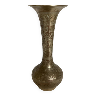 Vase orientaliste en laiton travaillé
