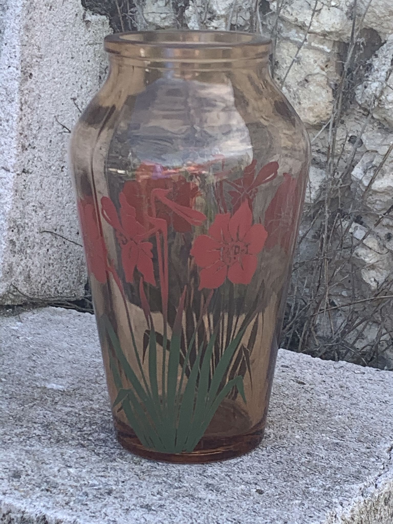 Vase en verre rose à fleurs rouges vintage