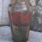 Vase en verre rose à fleurs rouges vintage