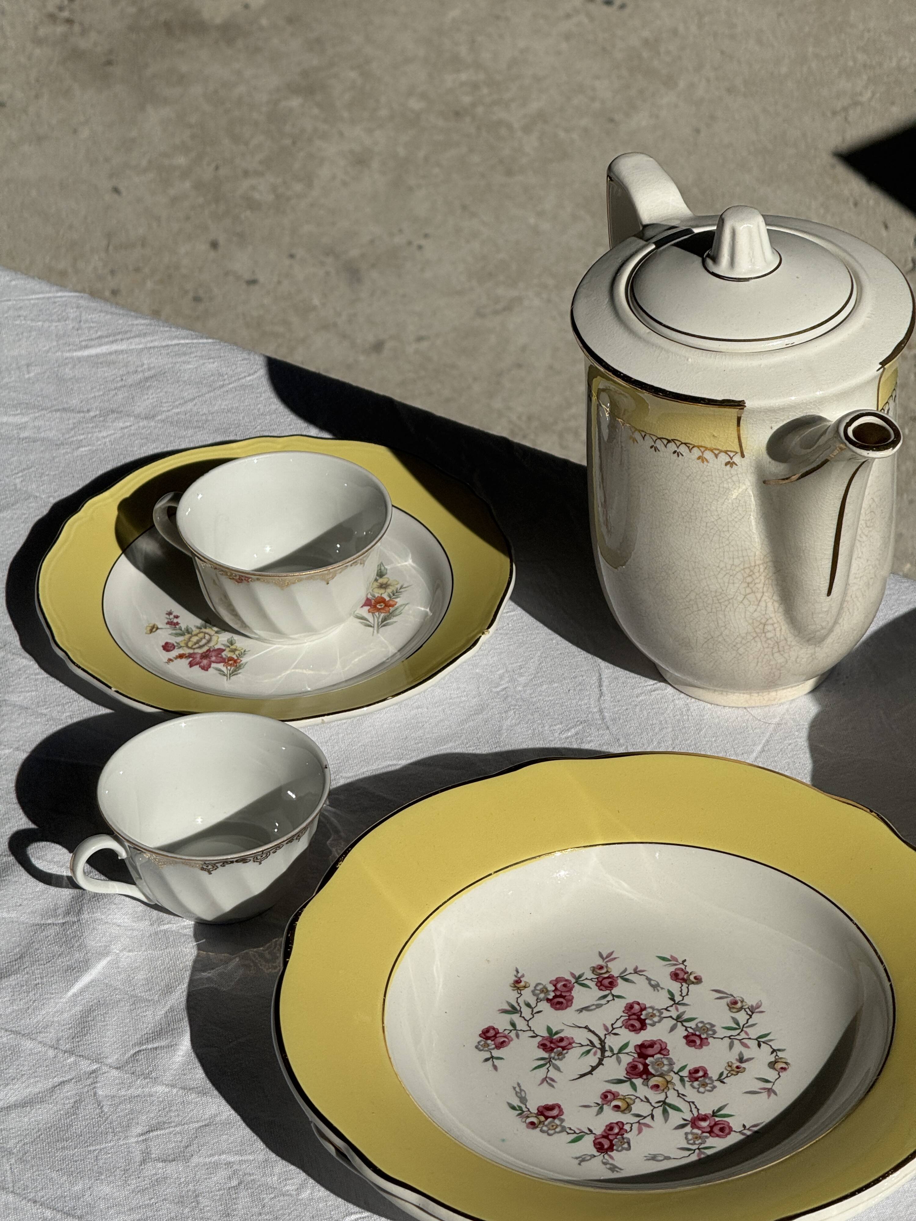 Lot de 19 grandes assiettes plates vintage jaunes fleurs roses liseré doré