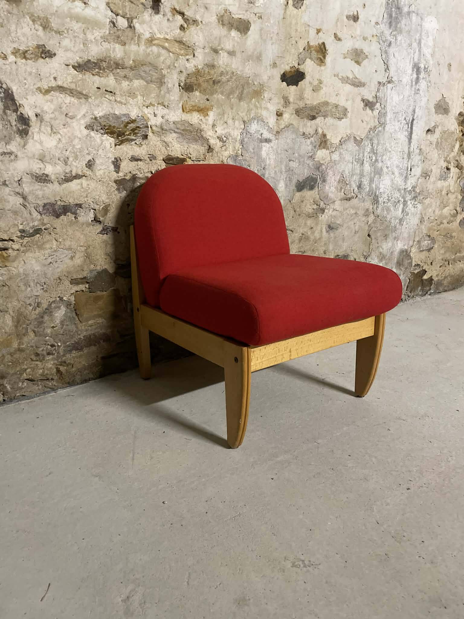 Chauffeuse vintage tissu rouge et bois clair