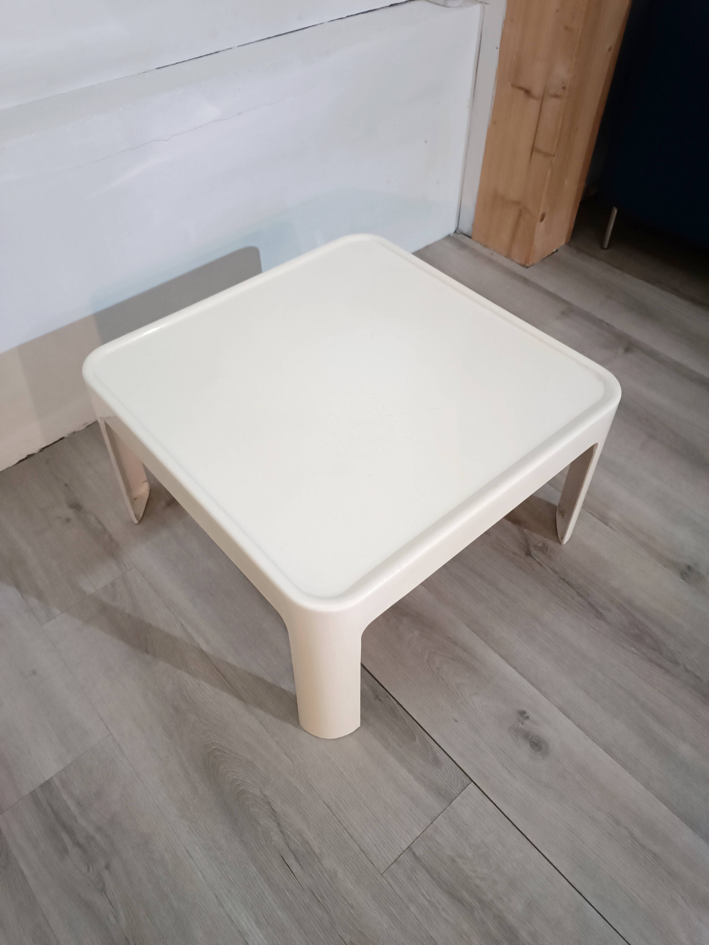 Fibreglass coffee table by Carlo Bartoli for Rossi Di Albizzate 1960s
