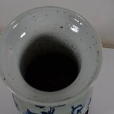 Vase maillet en porcelaine à décor bleu et blanc de phénix sur un rocher.