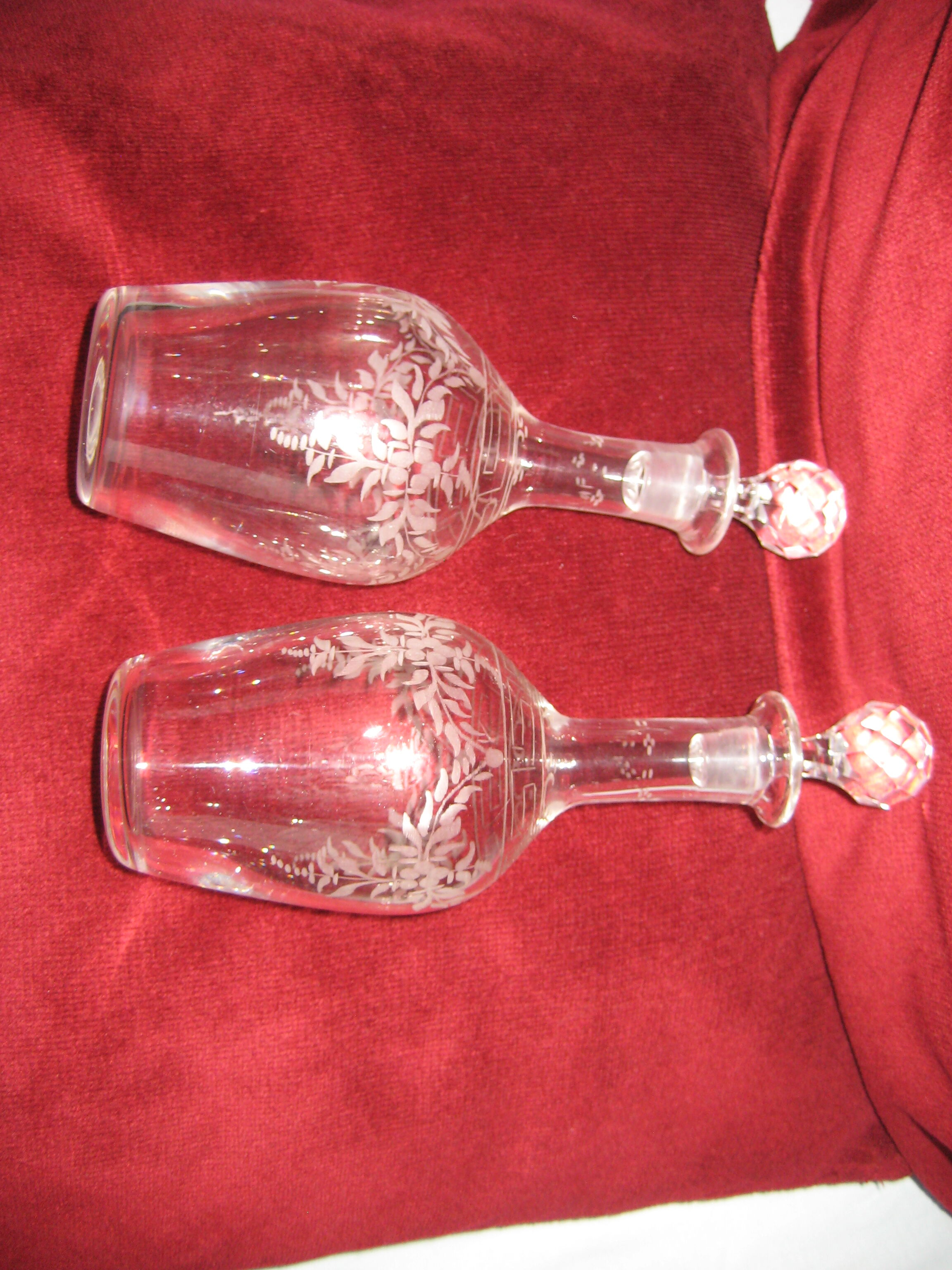 2 carafons of chiseled glass