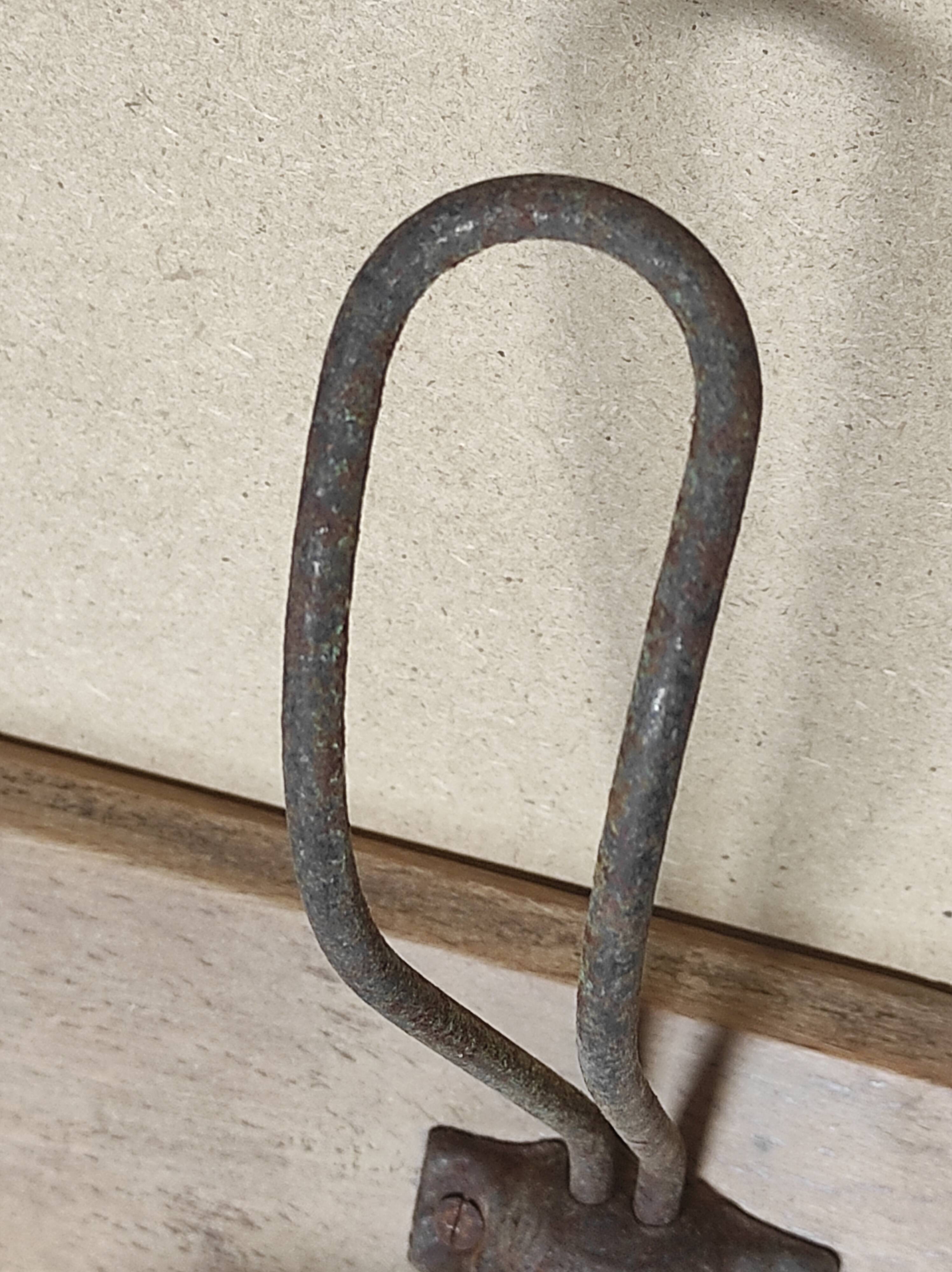 Portemanteau vintage patères métalliques avec mascarons (visages) sur plaque en bois de hêtre