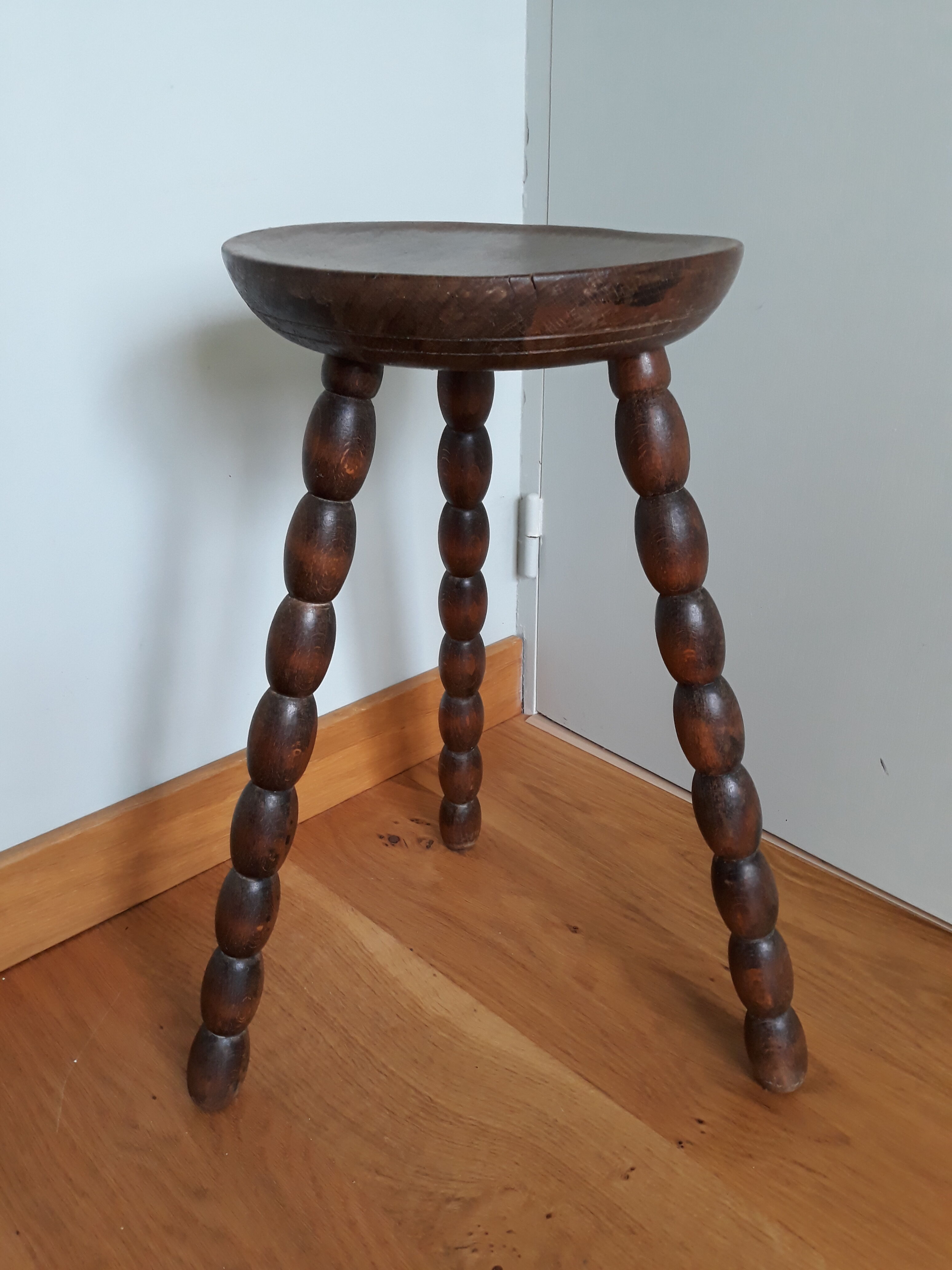 Tripod stool solid wood turned coil way