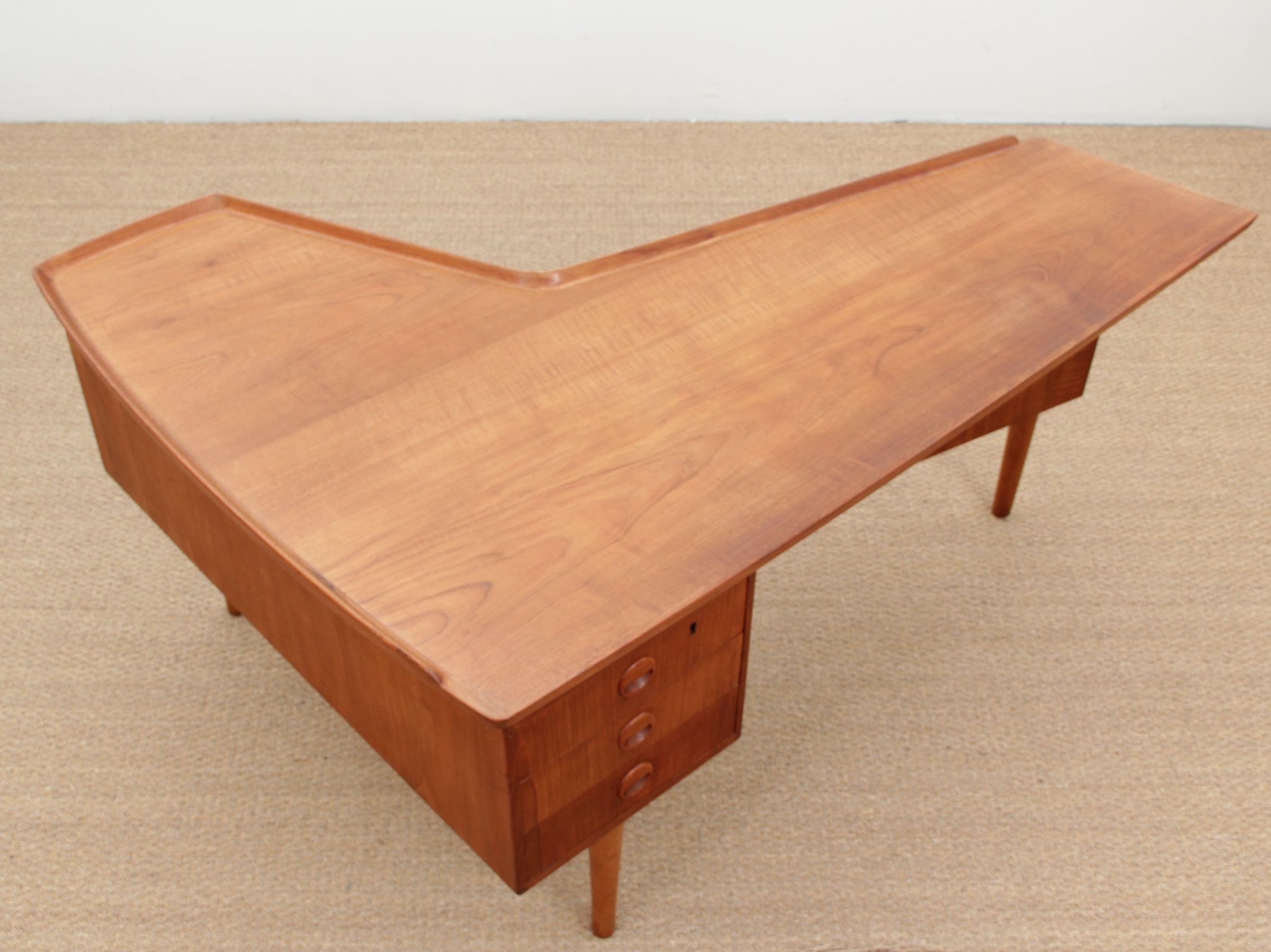 Bureau scandinave boomerang en teck d'Arne Hovmand Olsen