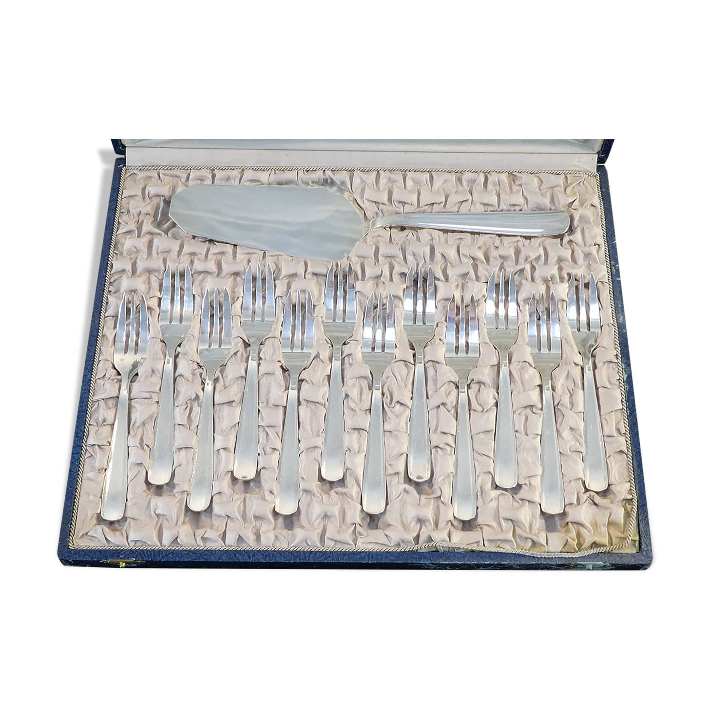 Silver metal cake menagere