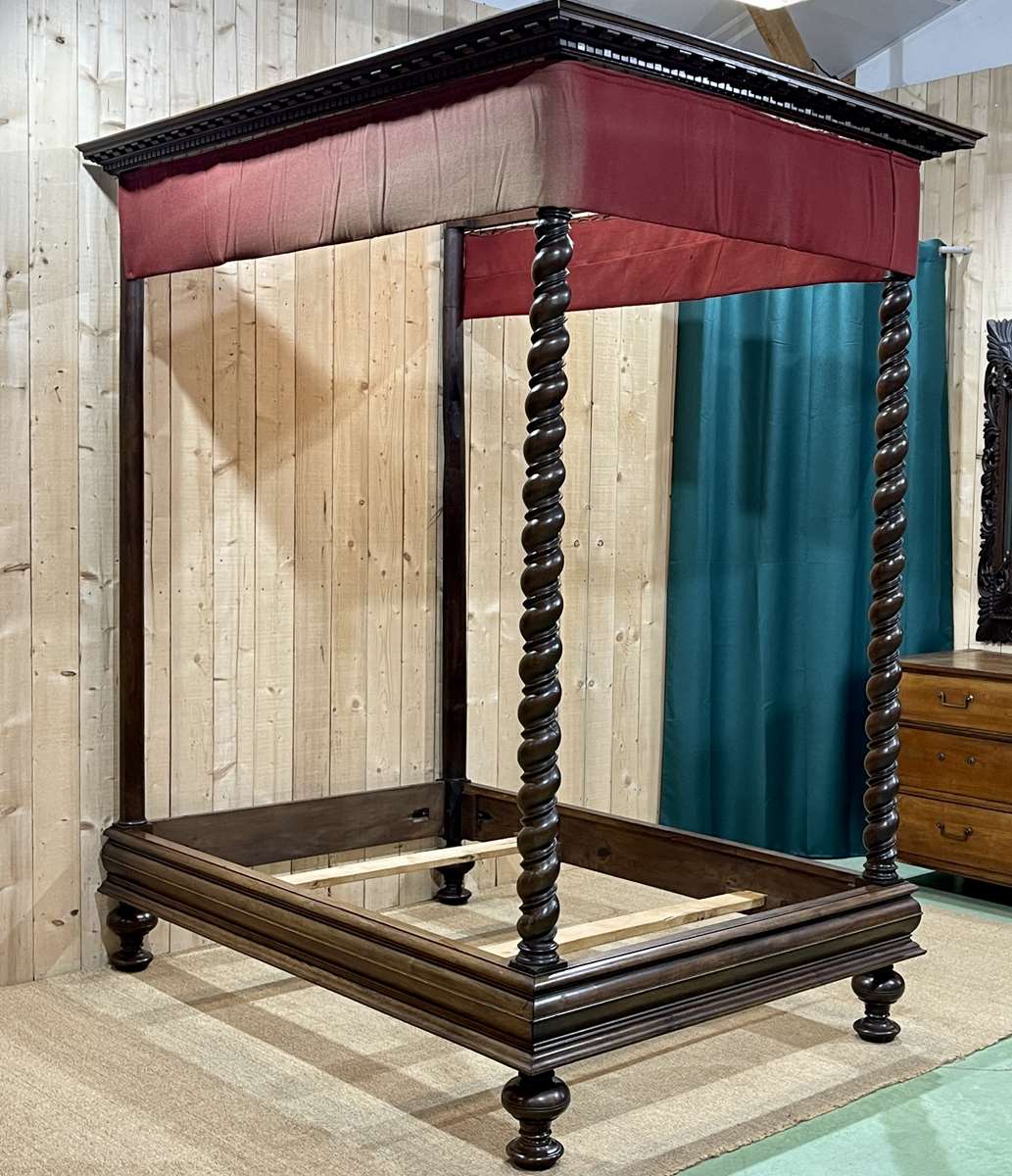 Louis XIII four-poster bed in walnut and poplar