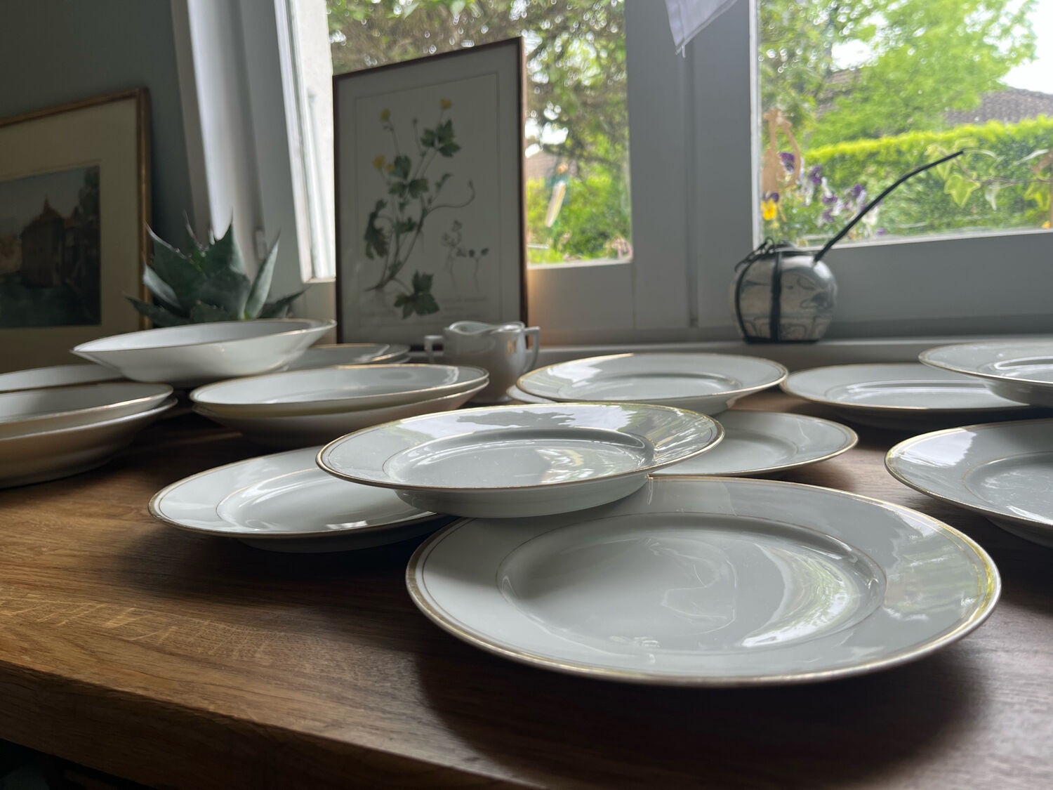 Service en porcelaine blanche et liseré doré