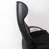 Fauteuil avec tabouret recouvert de cuir noir de design danois, années 1970