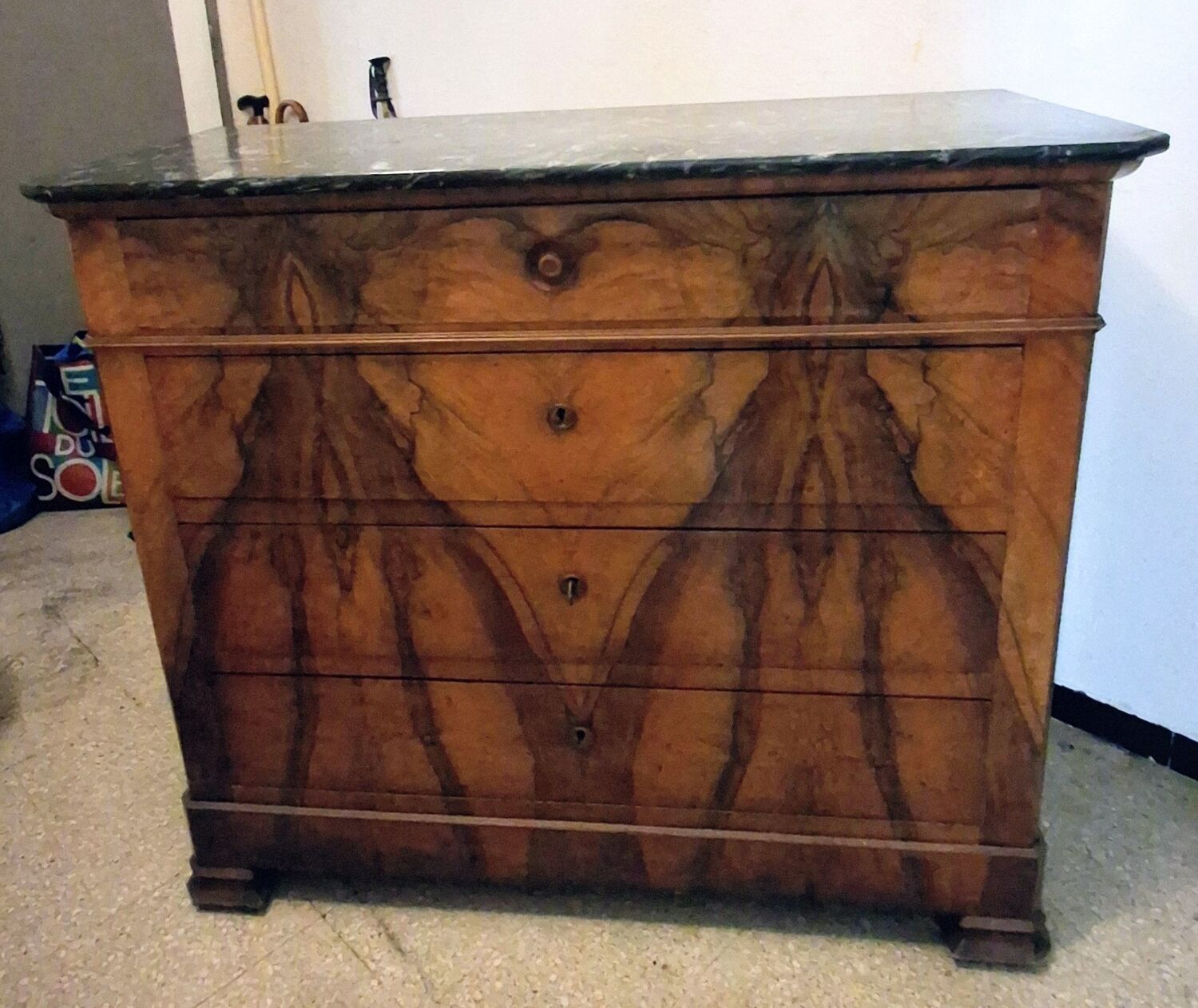 Commode en ronce de noyer