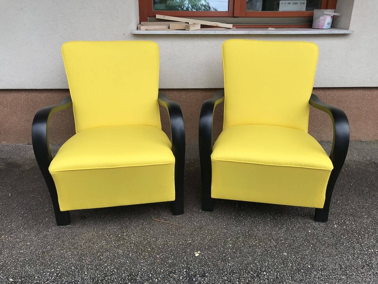 Pair of yellow Art Deco armchairs in cotton and wood, black frame, 1920s.