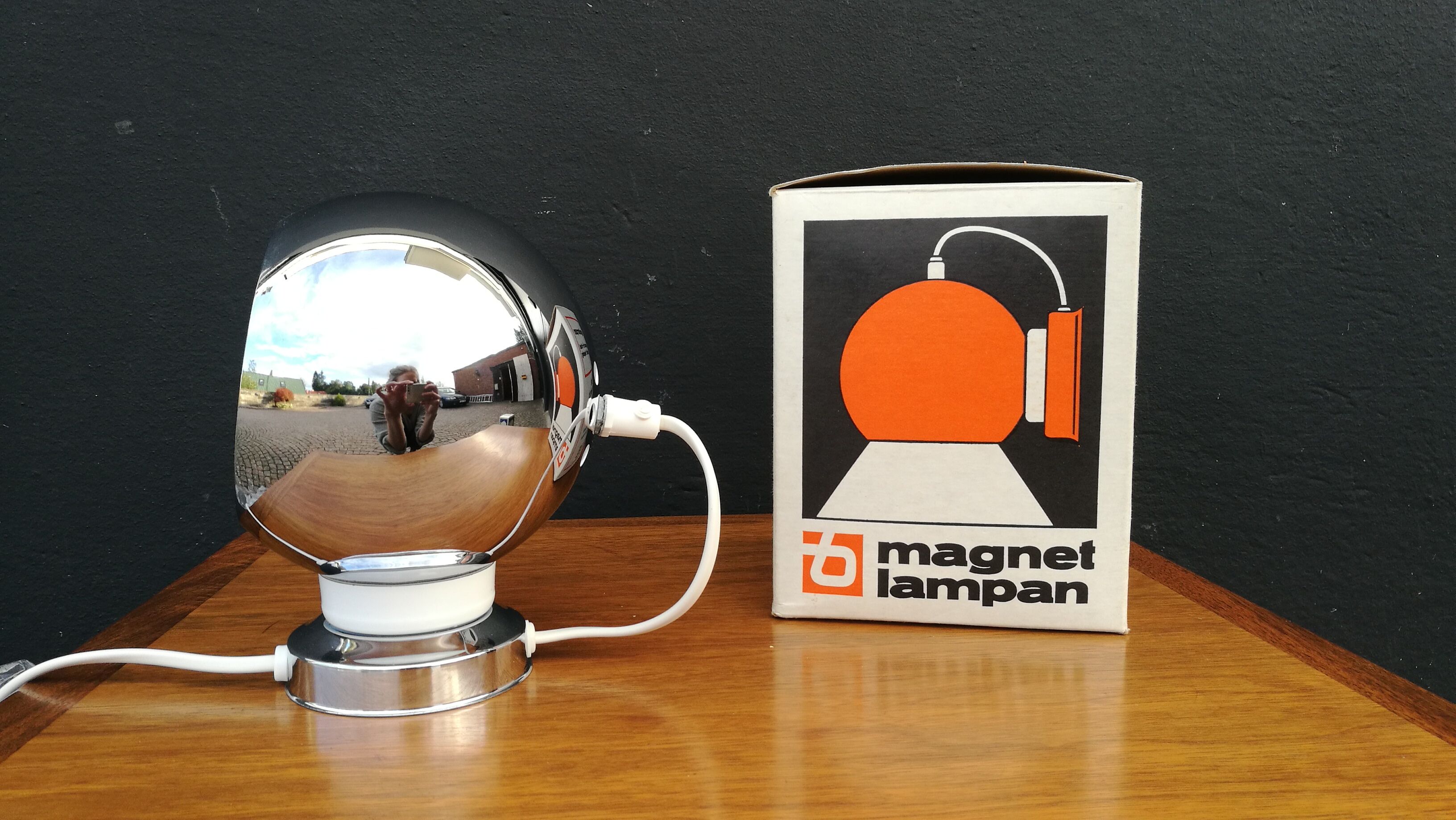 Wall lamp magnetic Swedish ball Magnetlampan