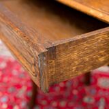 Table de chevet ou table d’appoint en chêne de style rococo, vers les années 1930
