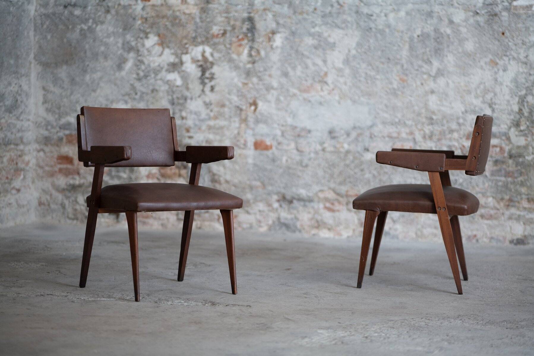 Paire de fauteuils en bois et cuir marron, Italie années 50