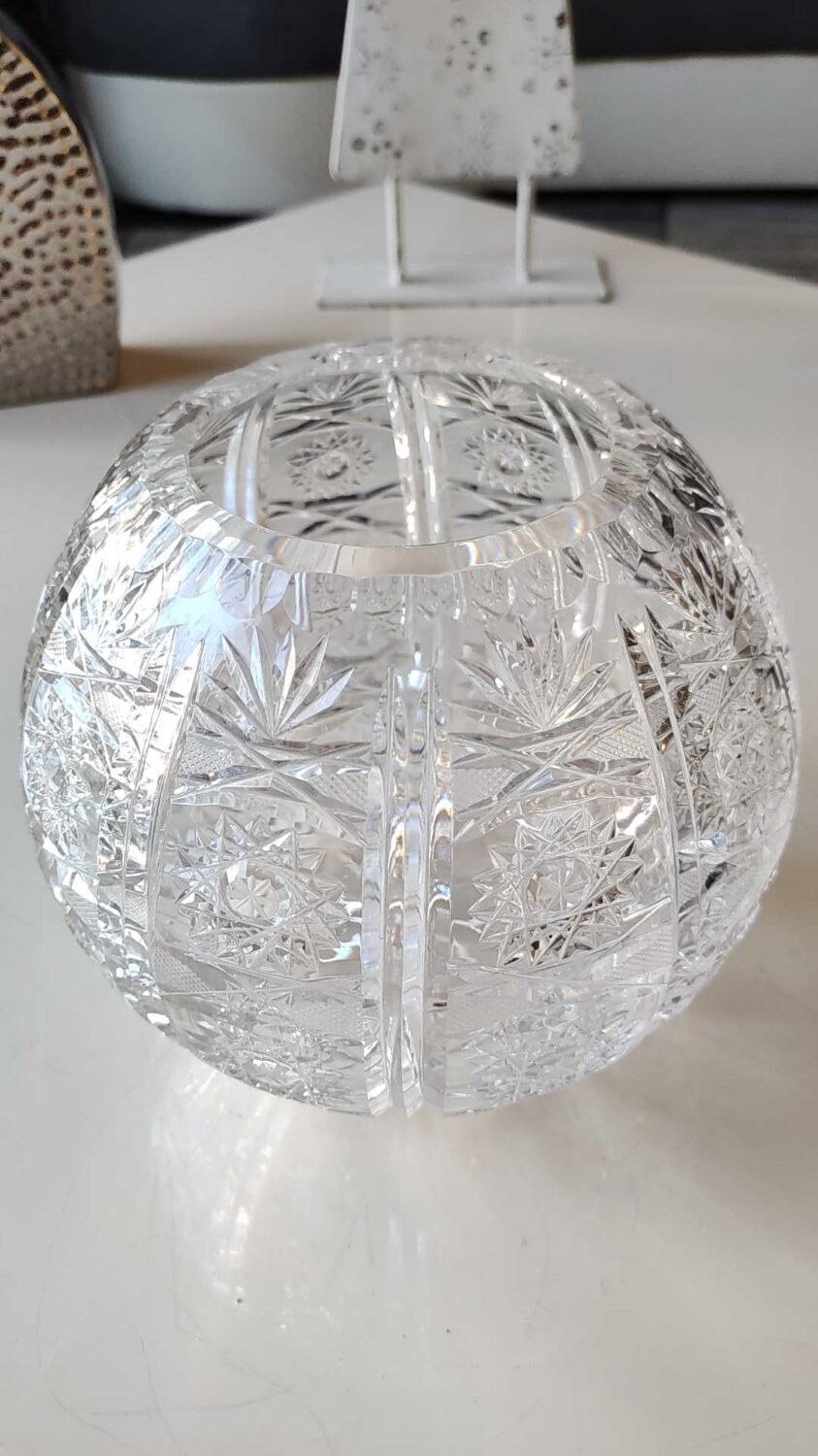 Vase shaped ball in carved Bohemian crystal. Star motifs, diamond braces, hardwoods. Diam 16 cm