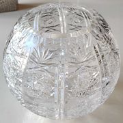 Vase shaped ball in carved Bohemian crystal. Star motifs, diamond braces, hardwoods. Diam 16 cm