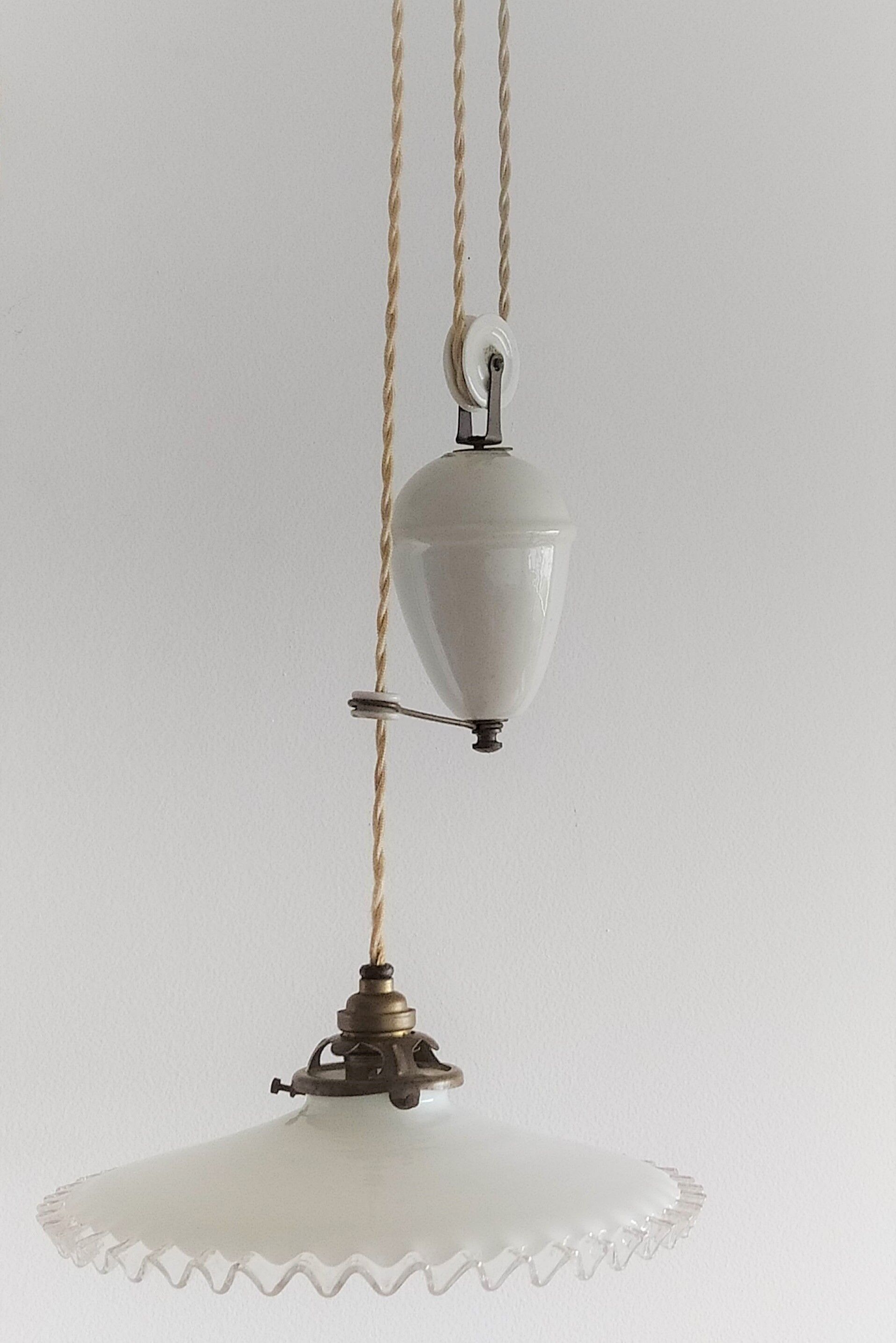 Hanging lamp goes up and down