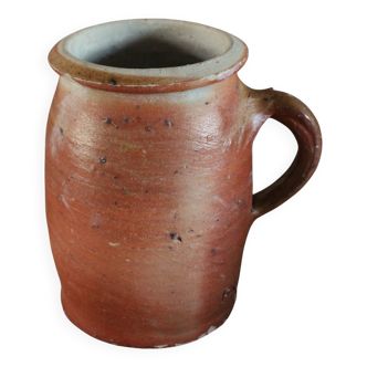 Terracotta pot with rounded handle