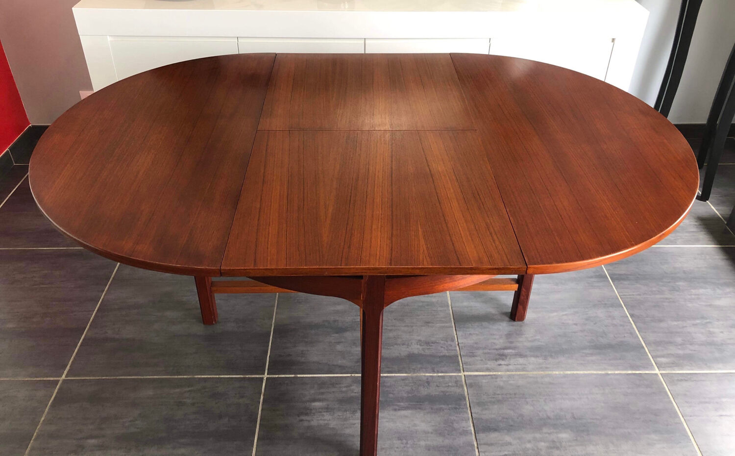 Scandinavian extendable round table 1970s
