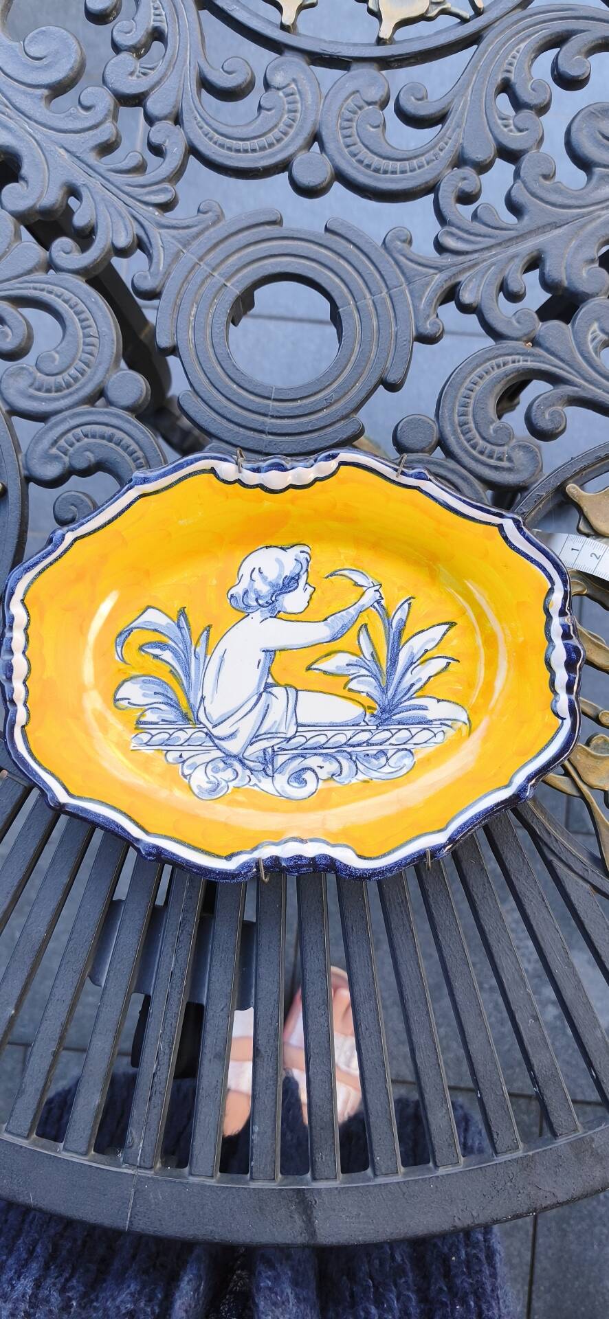 Oval dish in Spanish majolica – El Puente del Arzobispo –
