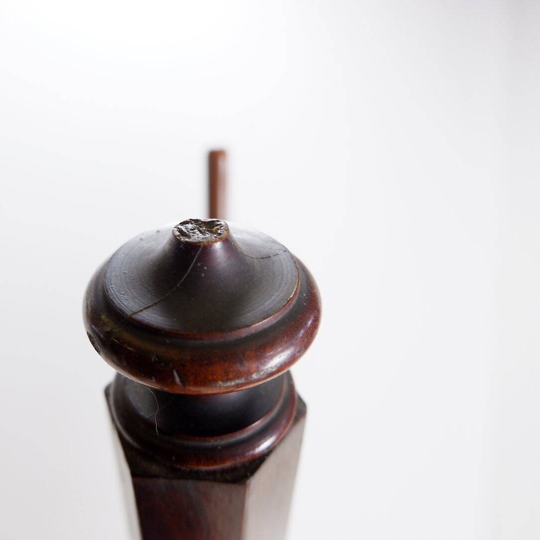 Porte-manteau ou chapeau vintage en bois sur trépied