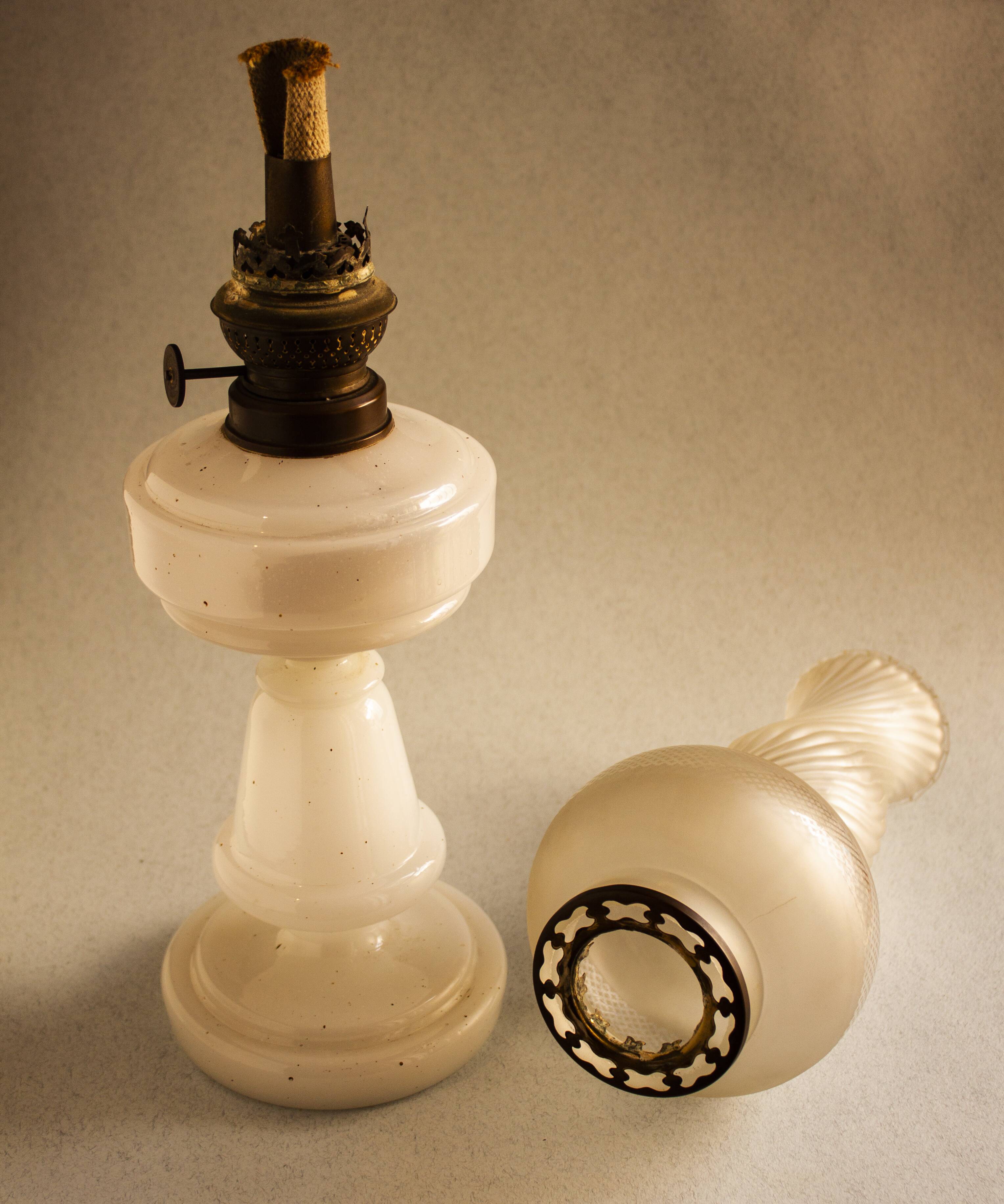 Quinqué de opalina finales sxix principios sxx. portable lamp antigua. lampara sobremesa