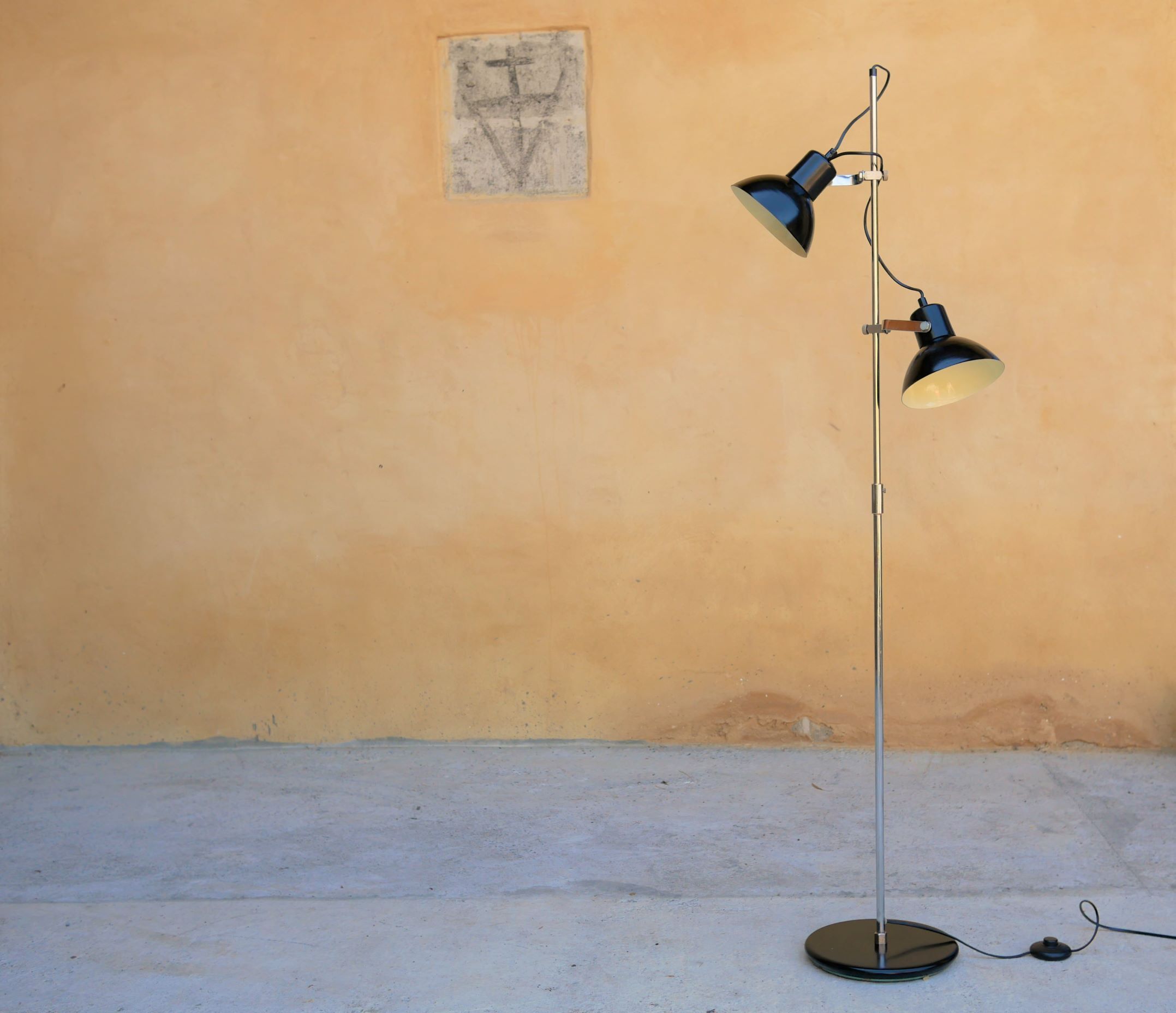 Lampadaire en métal noir avec 2 spots