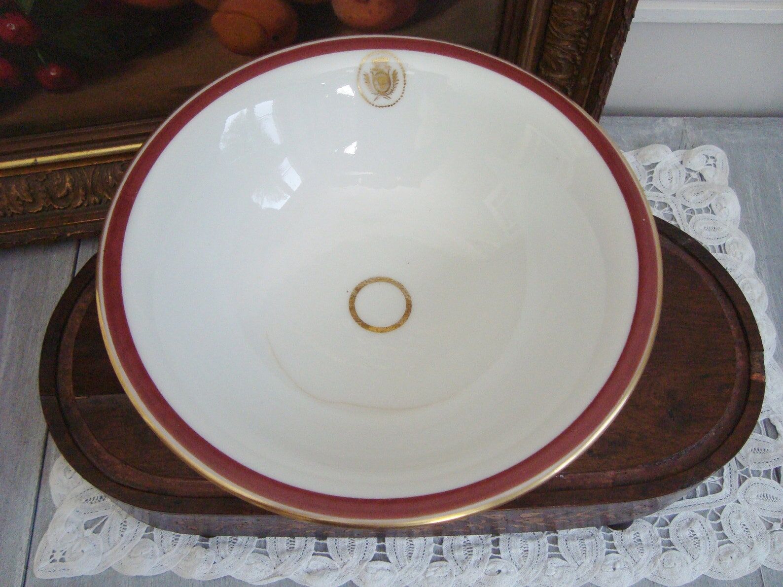 Porcelain standing fruit cup