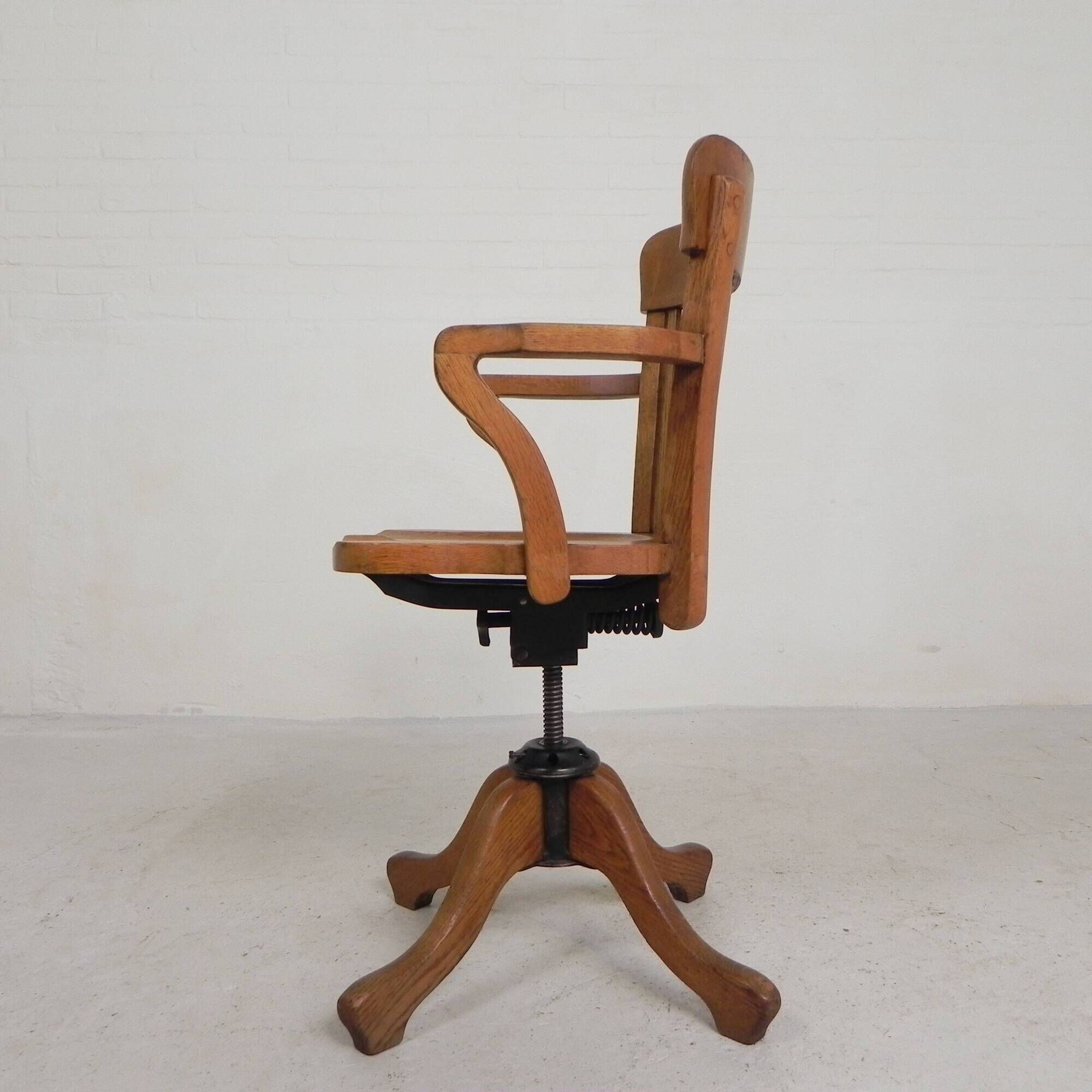 Oak office chair with adjustable spring system and height adjustment, 1950s.