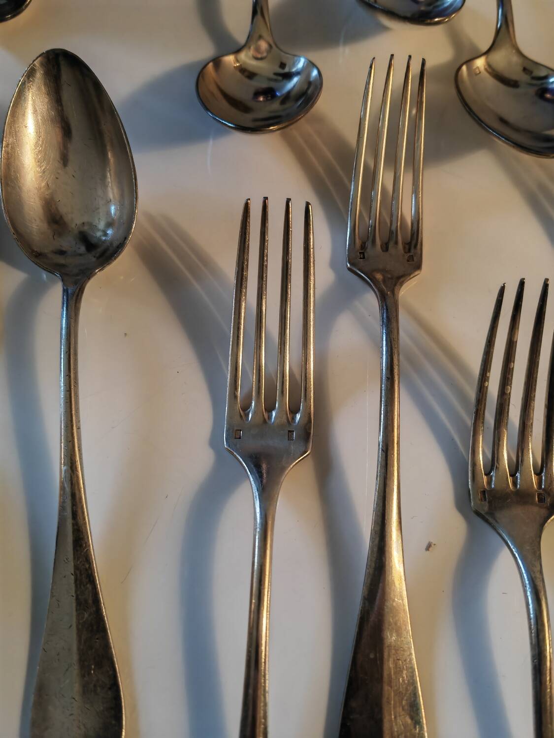 Silver metal cutlery set