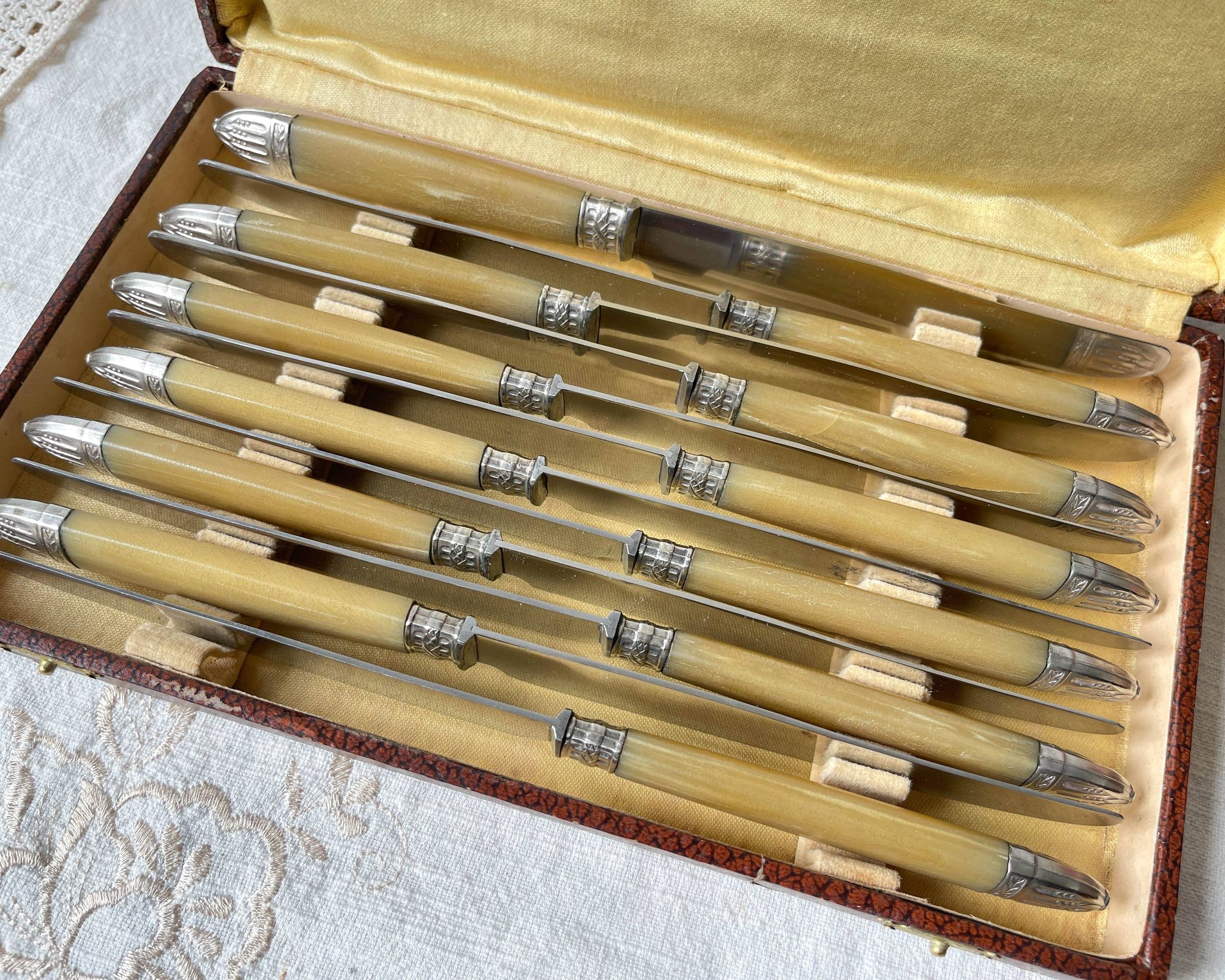 12 vintage Pradel stainless steel bakelite knives