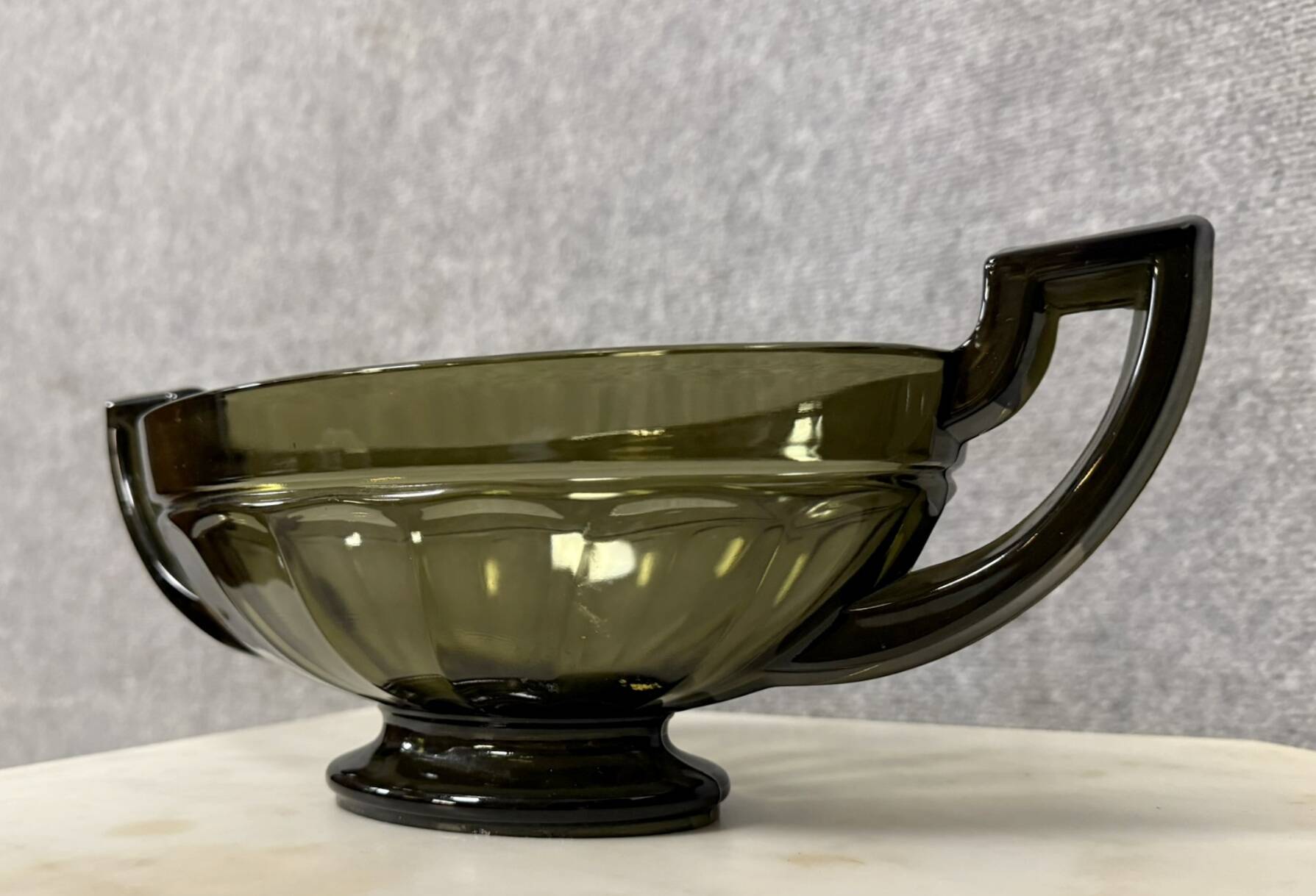 Coupe, centre de table en verre vert pressé Val Saint Lambert