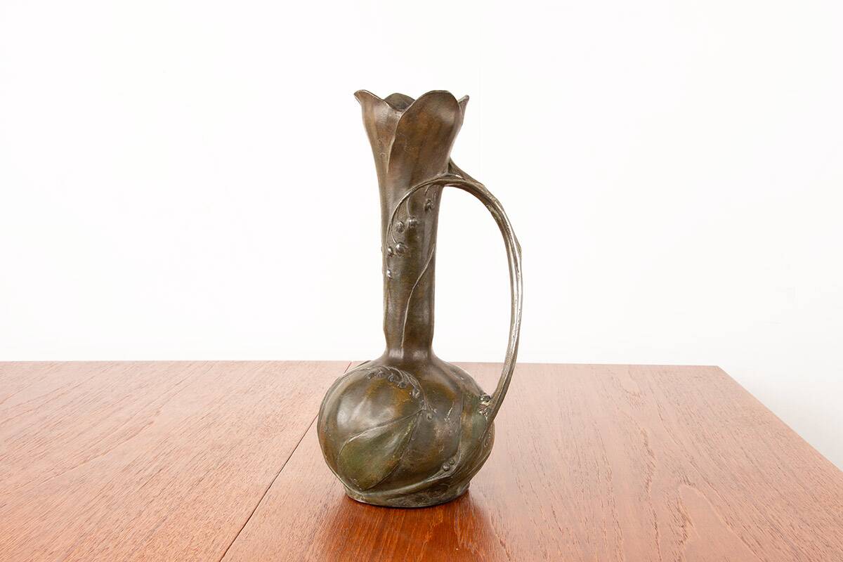 Art Nouveau vase in solid pewter with bronze patina by Louis Chalon 1910.