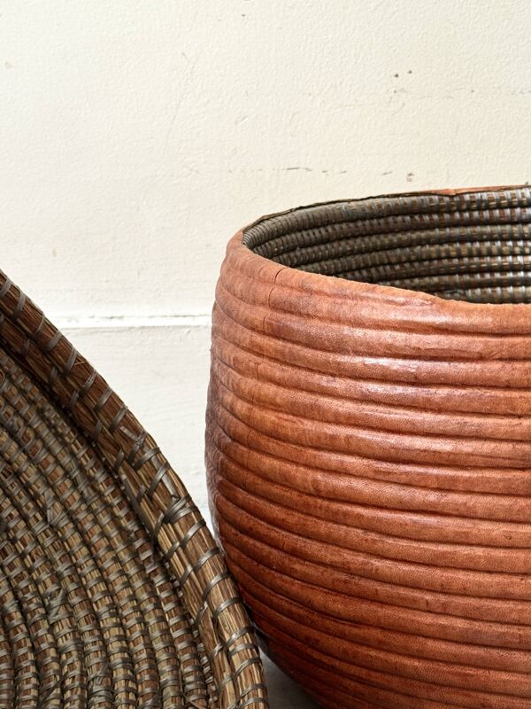 Grand panier couvert en vannerie et cuir tanné véritable coloris terracota
