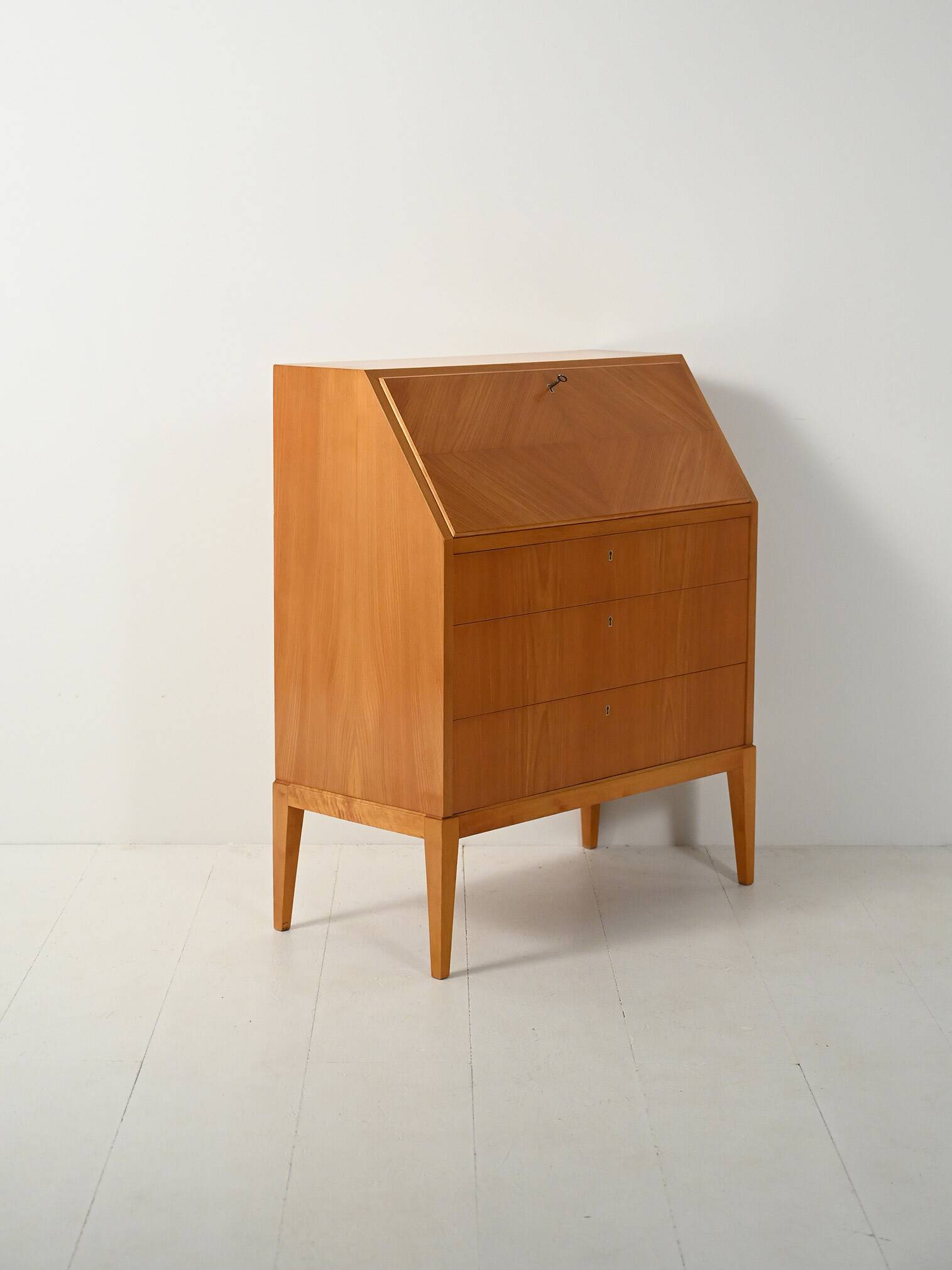 Secrétaire en orme scandinave et bois de bouleau, années 1950