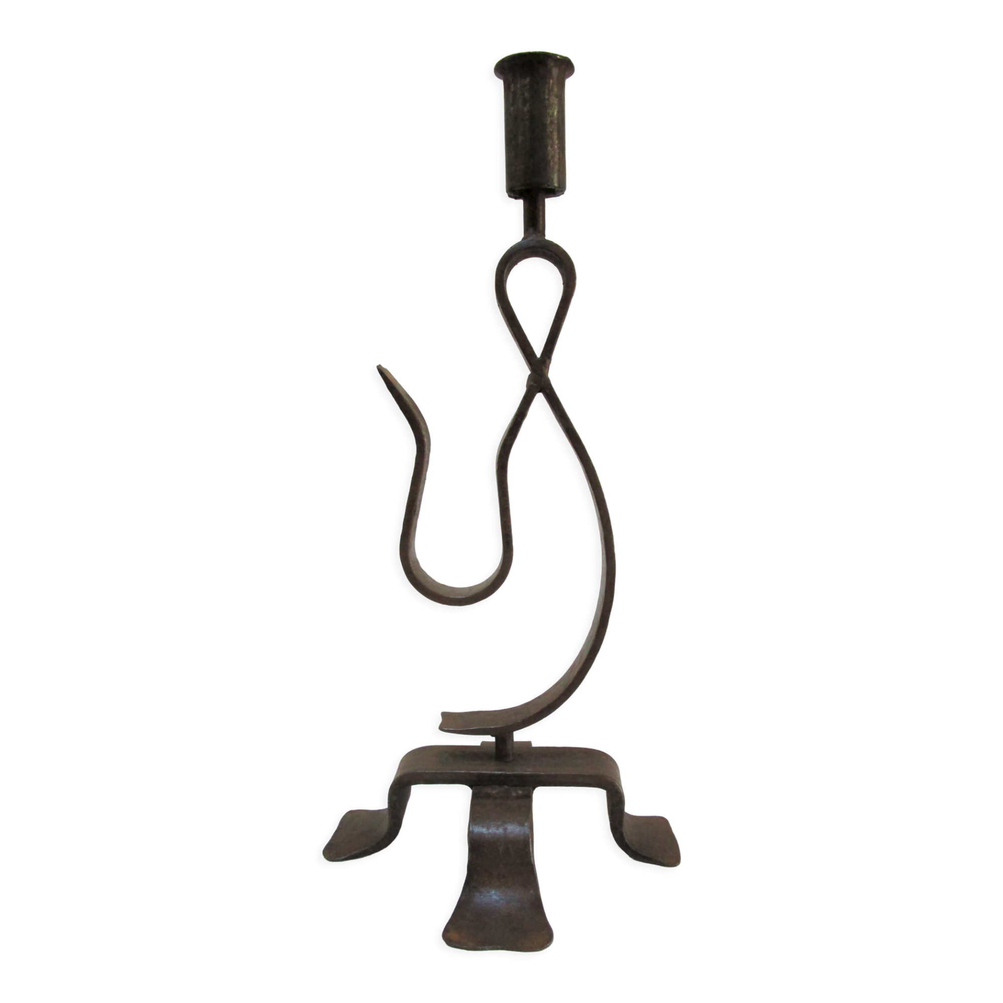 Bougeoir brutaliste fer forgé battu patiné H. 37 cm