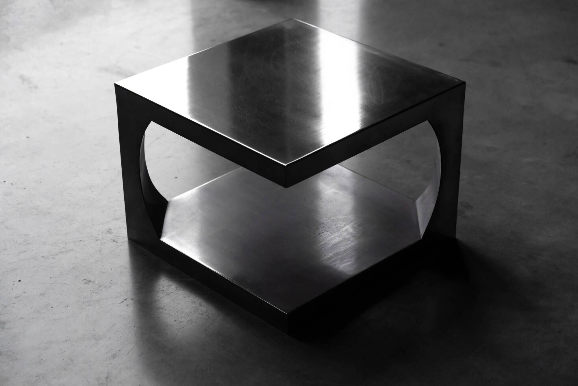 Tables d'appoint modernistes en aluminium, Italie, années 1970