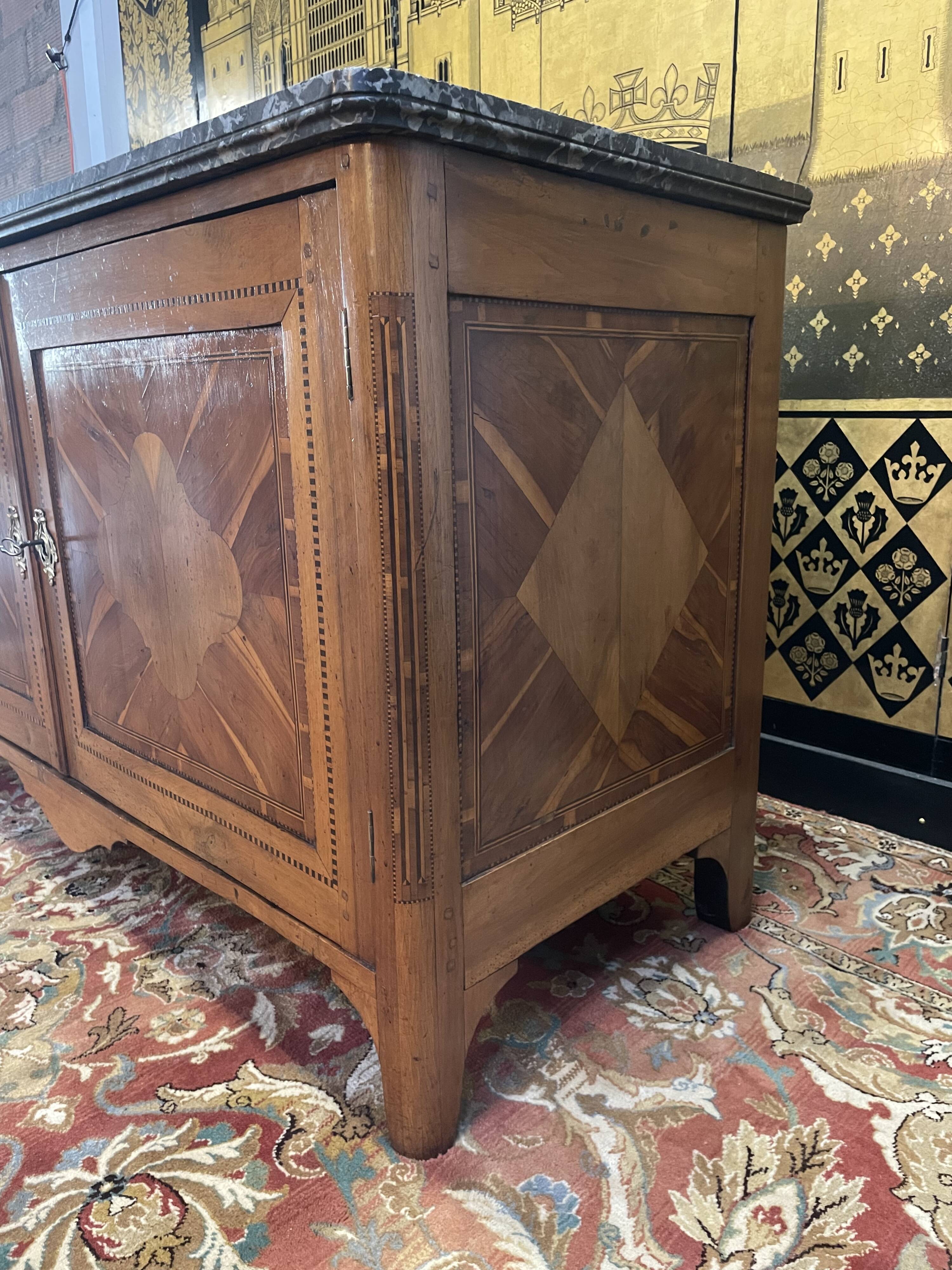 Buffet bas époque Louis XVI en marqueterie