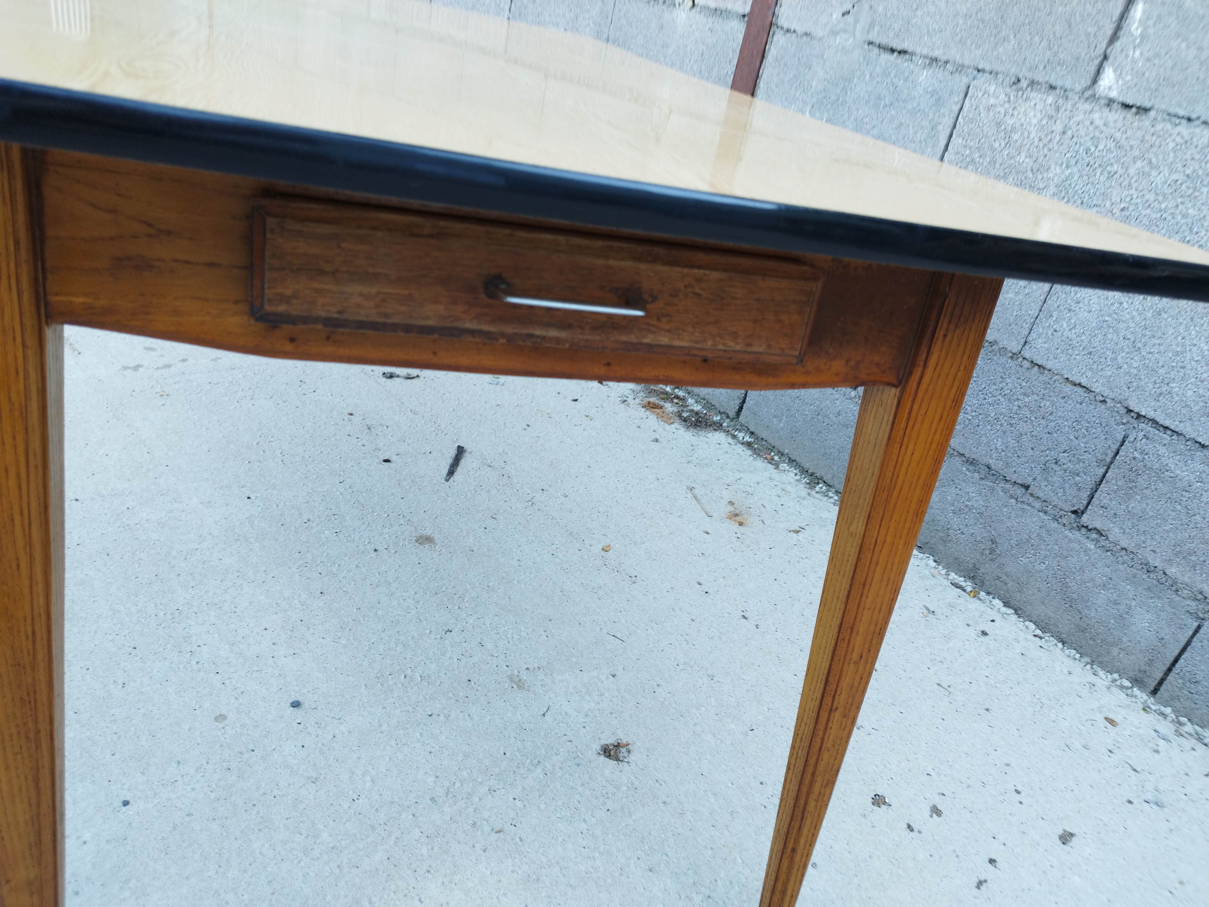 Large table with oak spindle top formica year 50