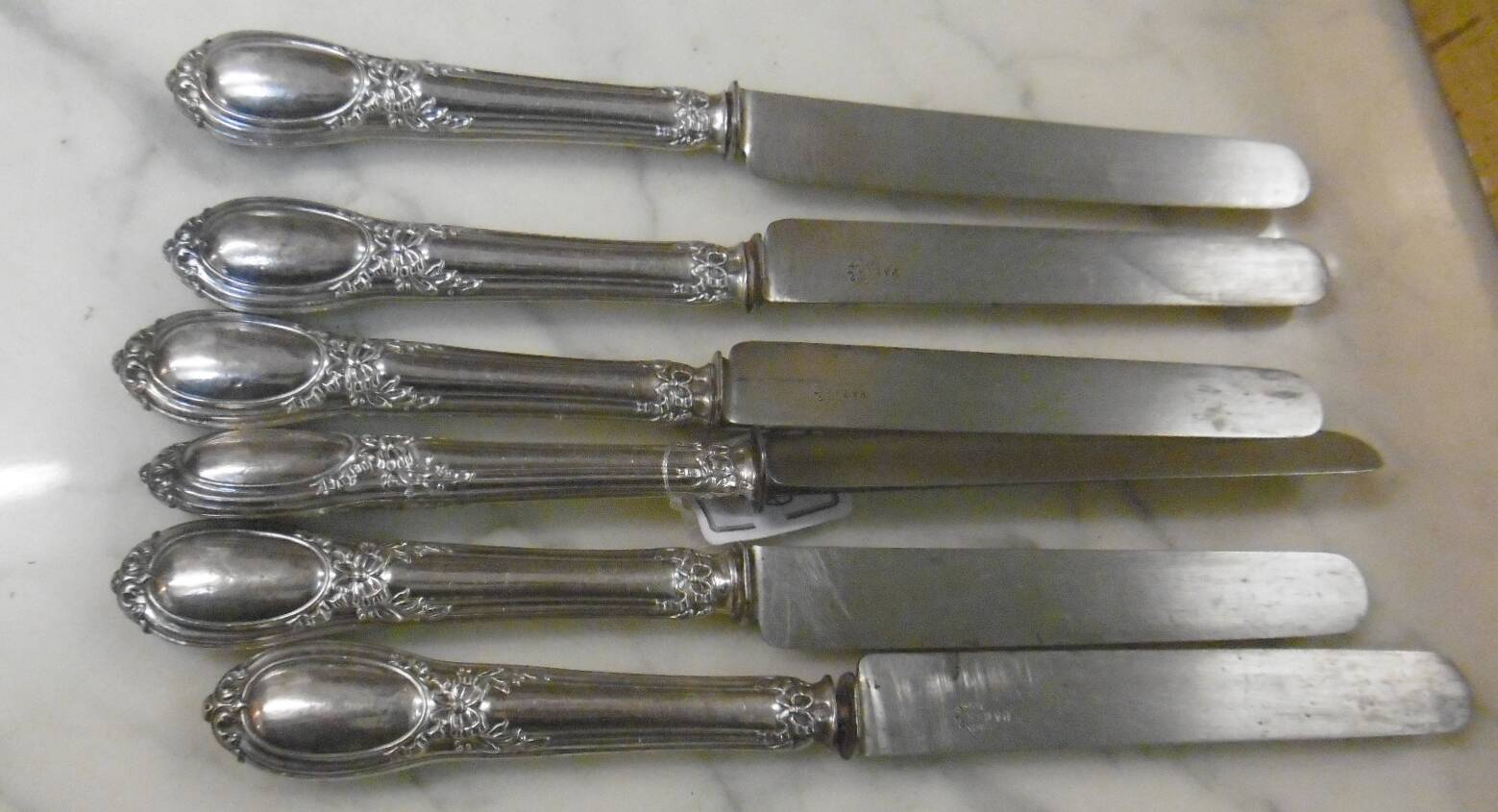 Couteaux en argent fourré poinçon minerve fin XlXeme decor rubans et fleurs