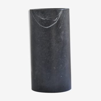 Vase rouleau en marbre gris signé