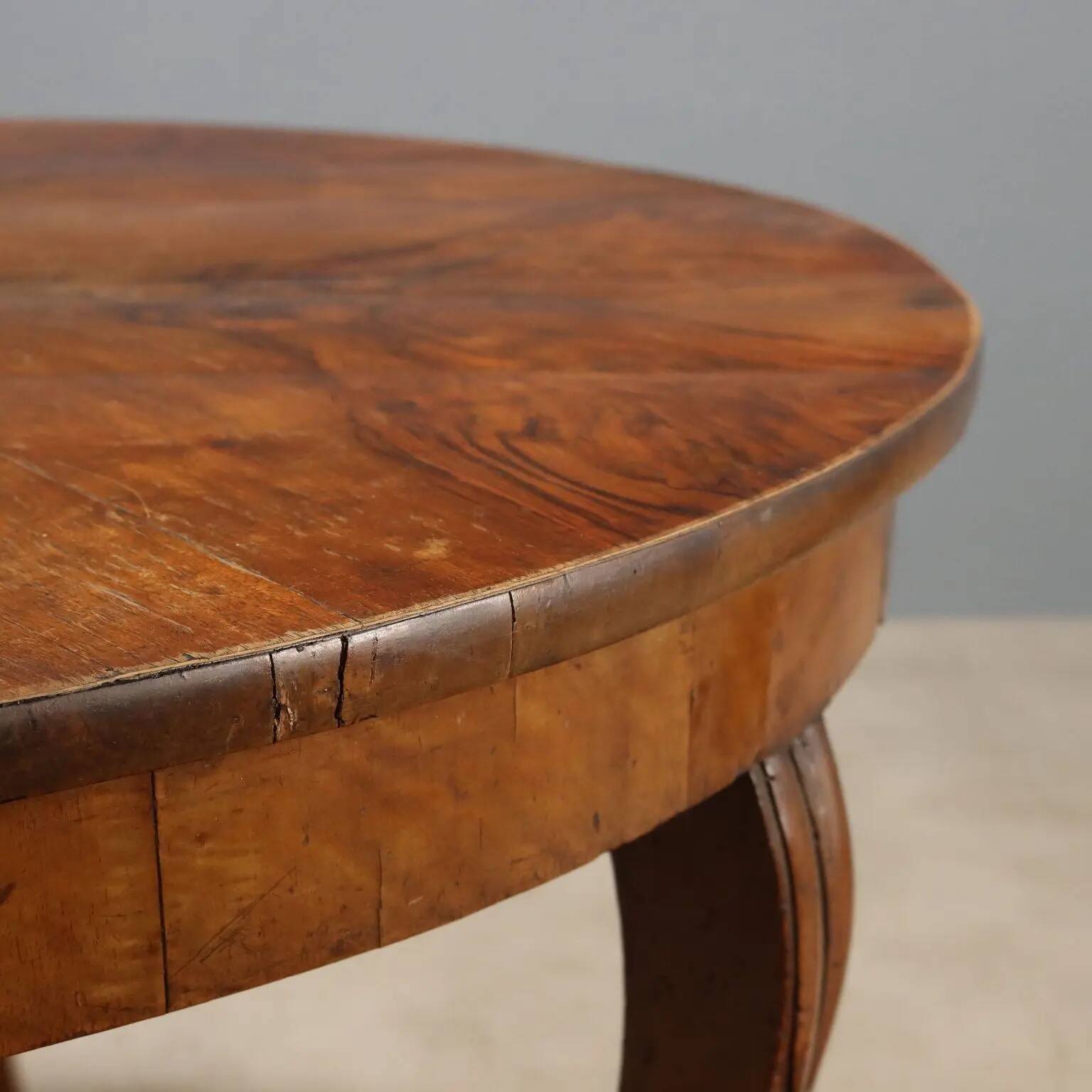 Table ronde élégante avec tiroir et pieds galbés